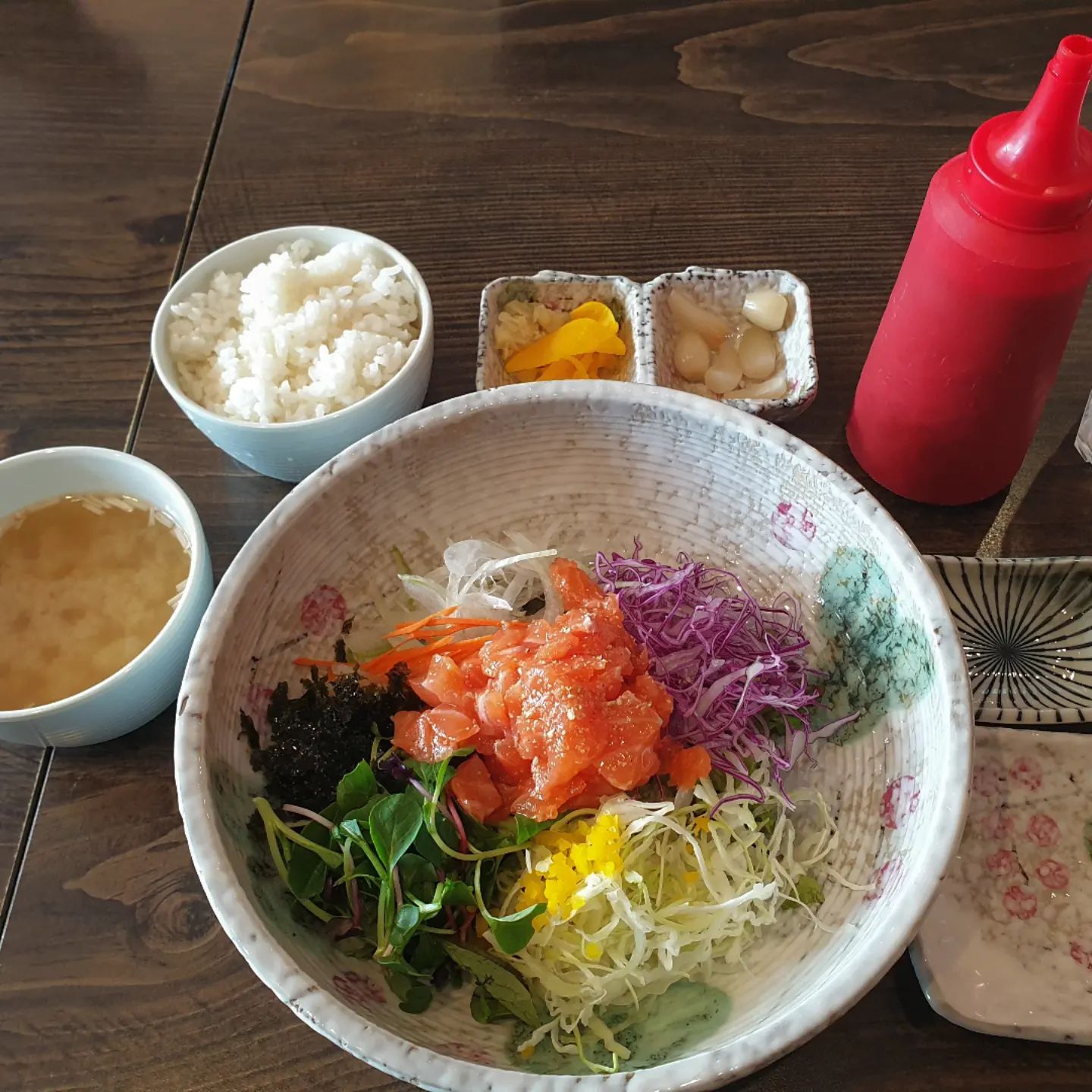-
쫄깃쫄깃
새콤상콤
생연어회덮밥🍣
.
행신동에
은근히 많은
연어맛집들 중에
그 이름도 당당하여라!
#연어가게
.
그릇이 하도 커서
양이 적어보이는데
먹고 나면
아... 내가 또 위를 늘렸구나
싶습니다