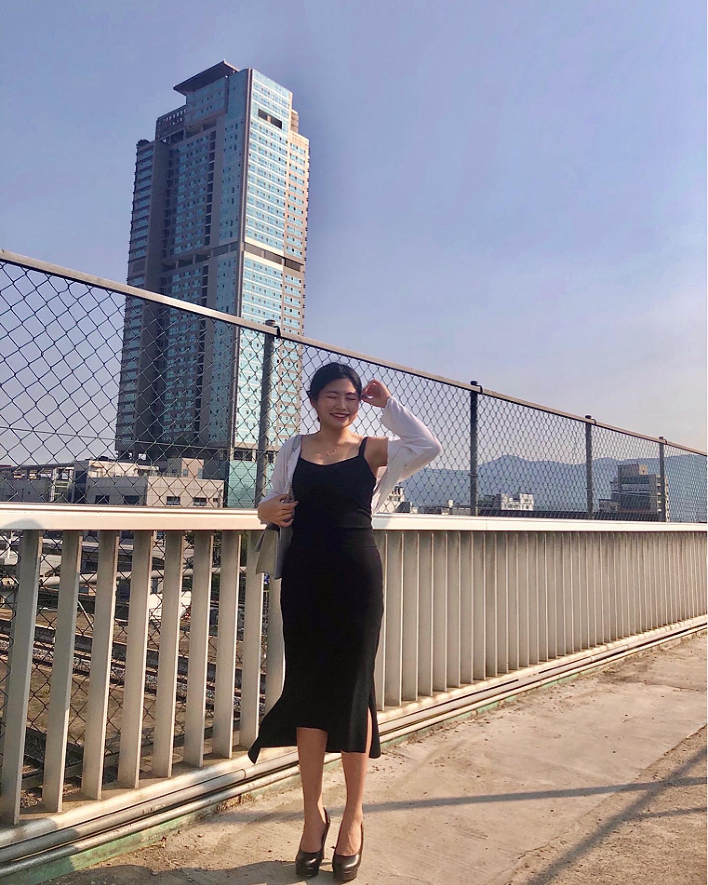 #협찬 monaroze_

[모나로제] 트임 머메이드 스커트

🌸모나로제🌸에서 다리가 길어보이는 머메이드 스커트를 선물해주셔서 입어보았어요🥰

후기만 2000개 이상인 인기 상품이라 엄청 기대했는데, 
인기 있는 이유가 있더라고요👍🏻
우선 고무 밴딩이 넓어서 라인을 딱 잡아주는데도 엄청 편했어요
입고 당장 뷔페가서 먹어도 체하지 않을 것 같은 느낌😎
허리 부분 외에도 전체적으로 스판끼가 낭낭해서 신체 사이즈 상관없이 편하게 입을 수 있을 것 같아요✨

게다가 구김이 잘 가지 않는 소재로 만드셨는지
앉았다 일어나도 구김이 전혀 없더라고요👀
치마 입을 때 좀 신경쓰이는 부분인데,
마음에 들어서 마구 구겨보았어요😆
그런데도 멀쩡…✨
칭찬해…👏🏻

마지막으로 다리가 길어보이는 핏…
아주…아주 칭찬해…👏🏻
제일 마음에 들어🥺

기장은 162인 제 기준 종아리 중간정도예요.
길이감이 적당하고 분위기도 차분해서 격식 있는 자리에서 착용해도 좋을 것 같고,
구김없고 편해서 데일리로 휘뚜루 마뚜루 입기도 좋은 것 같아요☺️
그래서 저도 두 가지 버전으로 입어보았답니다🌸  전 제품 무료배송 이벤트 중이고, 스토어 내 할인 이벤트 진행 중이라고 하니 
이번 기회에 질러보시는 건 어떠신가유😘🥰

🌹 https://shopping.naver.com/style/style/stores/101082265

#머메이드스커트 #스판스커트 #언발란스스커트 #모나로제