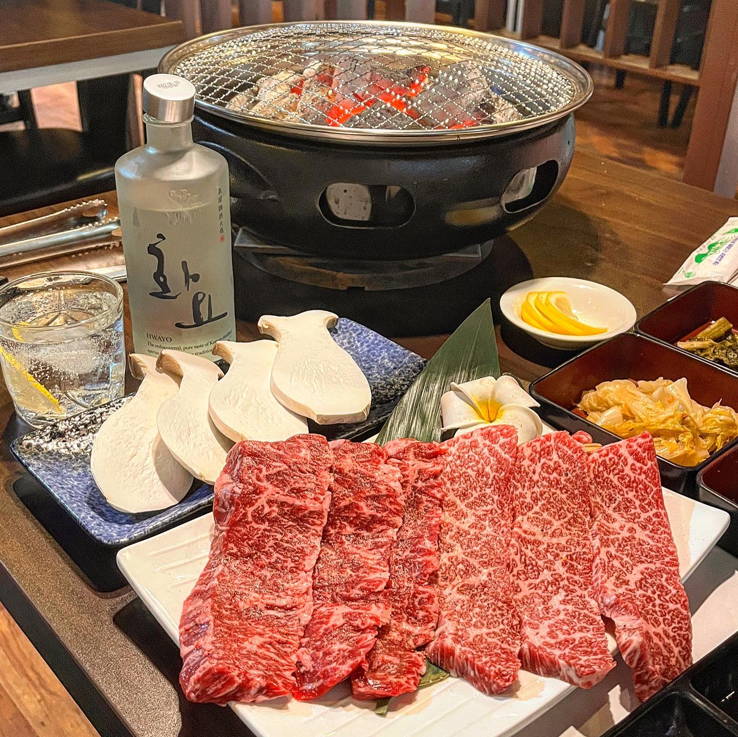#협찬 <야끼니꾸 풍경>
인덕원 포일동에 위치한 일본식숯불꽃갈비전문점. 일본스러운 인테리어에 친절하신 사장님까지! 😁금요일 저녁에 갔더니 예약손님으로 꽉 차 예약은 필수! 

🥩화요 꽃갈비 2인세트 89,000원
꽃갈비살+화요25(375ml)+토닉워터+레몬+버섯
꽃갈비살 반, 안창살 반으로 주문해서 둘다 맛볼수 있었다. 화력좋은 불판과 길게 썰어나온 소고기는 마블링만 봐도 얼마나 신선한지 느껴진다.
소고기 자체가 적당히 기름져 밑반찬으로 나온 장아찌들과 먹으면 찰떡궁합!
화요 단품이 28,000원인데 세트로 주문하면 레몬, 토닉워터까지 함께 나와 합리적으로 즐길수있다ㅎ🫶

#나랑_인덕원 #나랑_포일동 #인덕원맛집 #인덕원술집 #인덕원소고기 #포일동맛집 #포일동소고기 #포일동술집