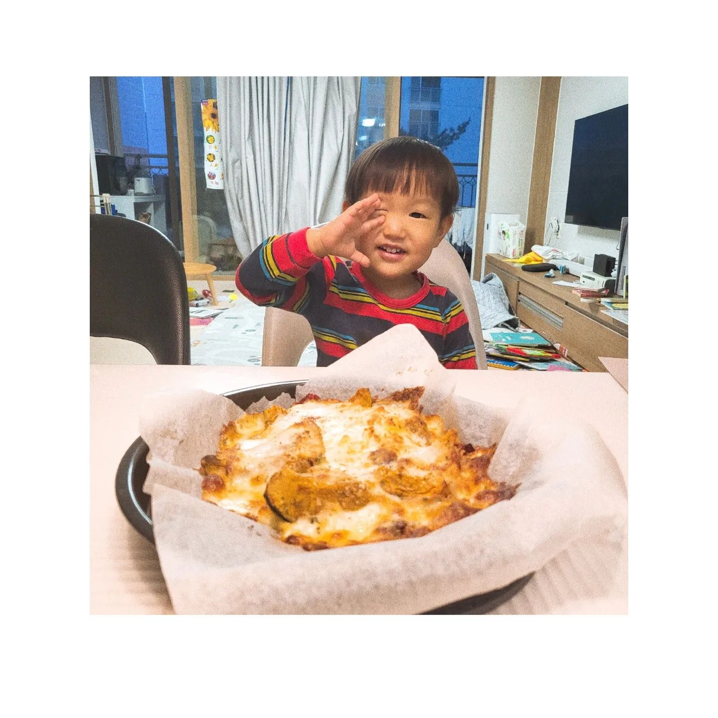 🥧 단호박 에그슬럿 만들기
남양주시어린이급식관리지원센터에서 담당하는 당당당프로젝트에 선착순 당첨!
재료 별 적당량씩 소분해서 택배 수령, 간편한 요리방법으로 손쉽게 정우, 준우와 완성까지,, 👍🏻
야채를 싫어하는 1호 정우도 너무너무 맛있어 하는 단호박 에그슬럿
준우는 두말할 것 없이 잘 먹지
엄마아빠도 너희 덕분에 맛있게 잘 먹었어 🙂🍴
⠀
#당당당프로젝트 #저당맛있당재밌당 #단호박에그슬럿 #남양주시어린이급식관리지원센터 #저당 #저당식습관 #저당생활 #아이랑요리 #내가요리사