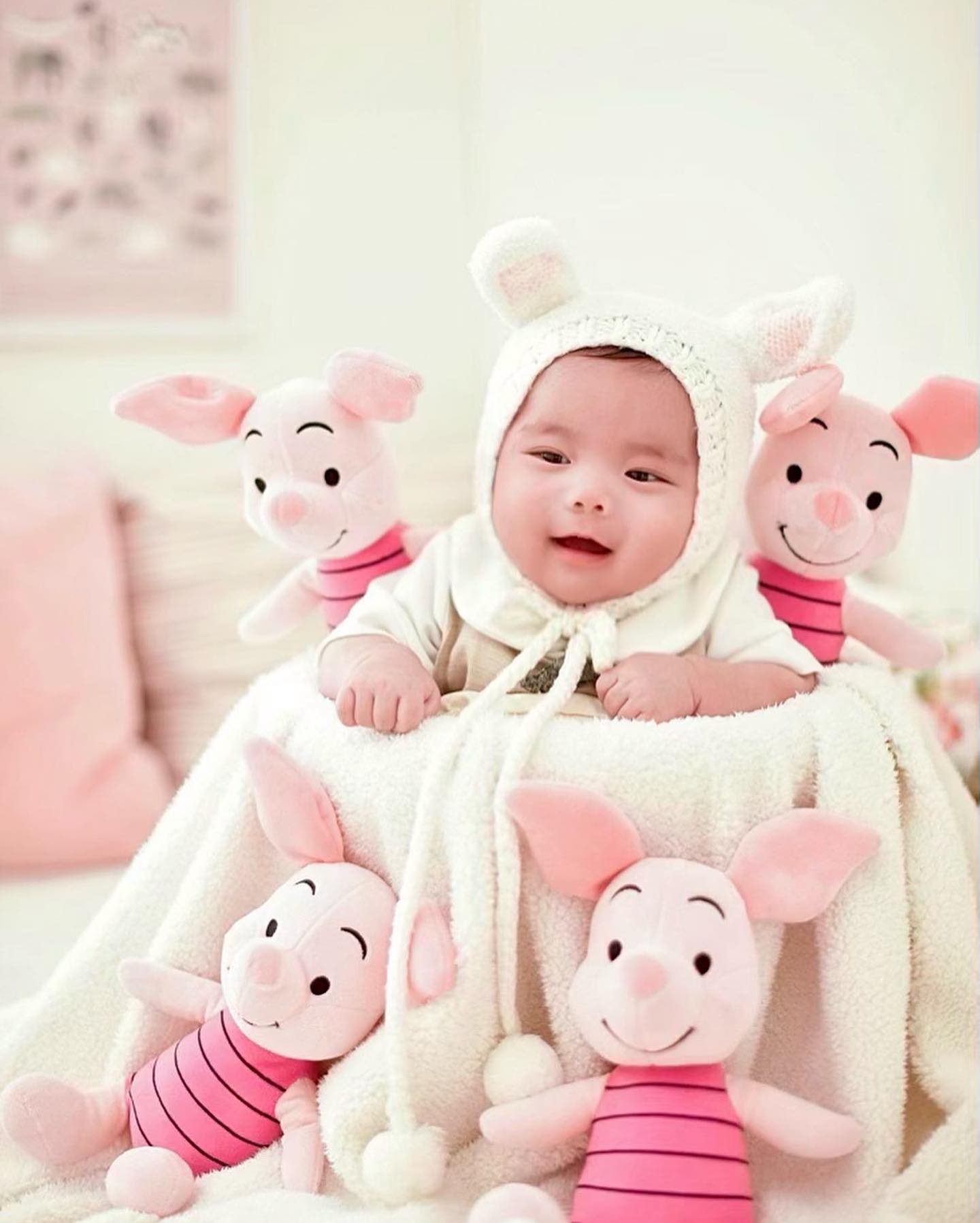 우리민유 오늘 컨디션최고여서
20분만에 백일촬영 완료 👶🏻✨
올때마다 느끼는거지만 작가분들 너무 대단해,,
오늘도 오빠랑 나는 민유가 너무 사랑스러웠다 😍♥️
이렇게 사랑스러워도 되나요 히히🤣