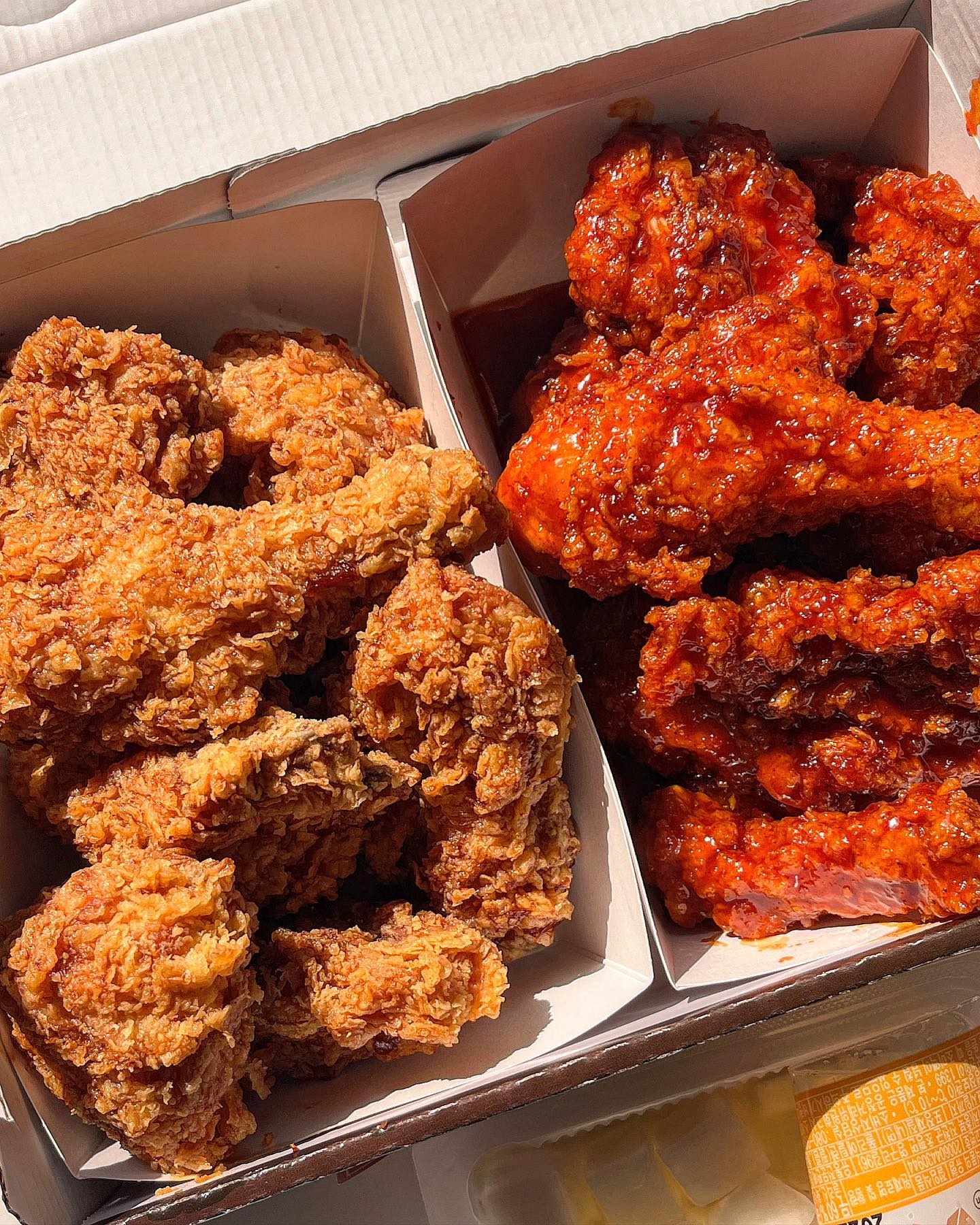<또래오래>
🍗갈릭반 핫양념반 19,000원
또래오래의 대표메뉴! 옛날부터 단짠메뉴로는 따라올 치킨이 없다. 닭 자체가 야들야들하고 작지 않았고 튀김옷은 약간 두꺼운편이라 겉바속촉 치킨으로👍

갈릭치킨은 강한 마늘맛보다는 달짝지근한 마늘의 단맛과 간장의 짭쪼름한 맛!
갈릭 양념이 맛있어 튀김옷만 벗겨먹고 싶다ㅎㅎ

핫양념치킨은 양념치킨의 단맛과 땡초의 향이 난다. 생각보단 맵지 않았고 갈릭치킨과 함께 먹을때 단짠으로 제격이다.

#나랑_배달 #송파맛집 #또래오래 #또래오래갈릭반핫양념반 #치킨배달 #치킨배달추천 #치킨맛집
