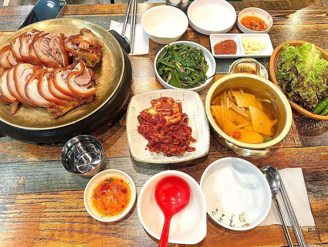 해산물을 좋아하는 초보요리사 _해초씨 on Instagram: “협찬-음식을 제공받아 주관적으로 작성하였습니다! 호야네족발 - 족발(소)+막국수 서울 성동구 무학봉26길 9 (왕십리역 11번 출구 도보 5