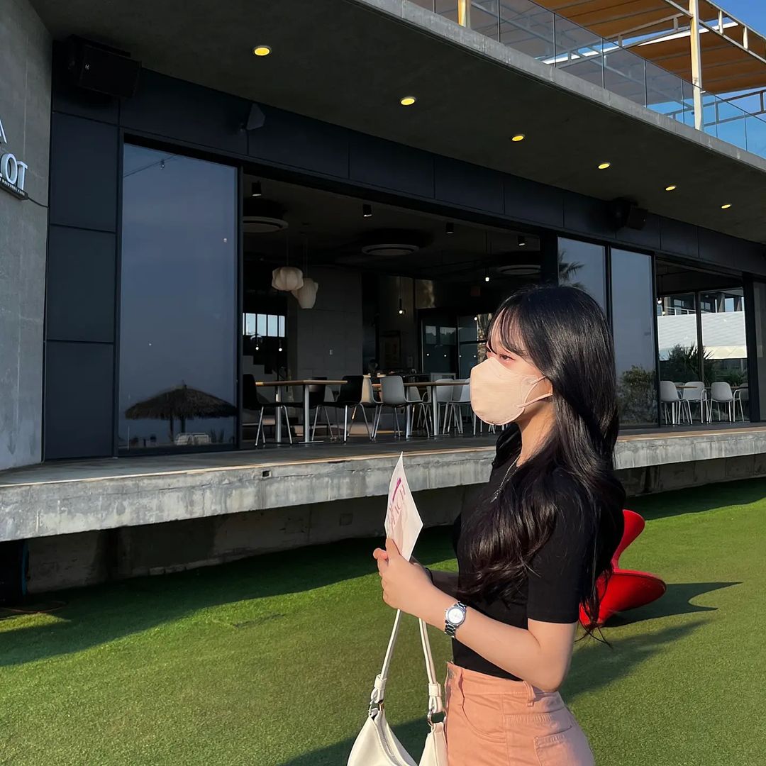 ㄷㅗㄴㅣ on Instagram: “#광고 아이테라 라이트핏 마스크쓰고 제주도 갔다온 썰 푼다✈️ 평상시 마스크 마찰로 인한 피부 트러블로 힘들었는데, 라이트핏 컬러 마스크는 써멀본드 재질로 제