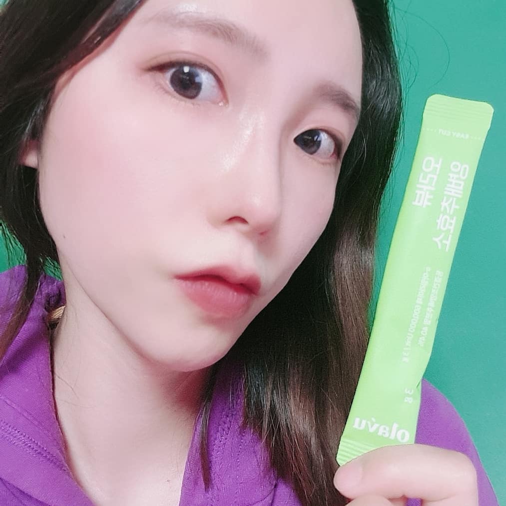 #협찬 
스트레스엔 먹는게 최고! 
기름지고 매운게 자주 땡기는데 
먹고나면 금새 더부룩한느낌이라 안습ㅠㅠ 
 
요즘엔 기름지거나 자극적인거 먹을땐 
양배추효소로 간편하게 '속'케어하기!
유기농양배추가 통째로~
위건강에 도움을 줄 수 있는 양배추듬뿍!

양배추가 들어있는데도
양배추특유의 역한맛 안나고 
고소하니 맛나요맛나+_+ 
목넘김도 부드럽고 괜츈!

파우치에 쏘옥 넣고 다니는건 안비밀! 
간편하게 먹기 딱! 
속이 한결 편안한 느낌적인느낌~
자주 손이간다눙~~

위산과다 속쓰림에 
도움을 줄 수 있는 가스트로AD
탄수화물분해효소 아밀라아제+
단백질분해효소 프로테아제 듬뿍 
발효효소를 사용해 일반효소보다 
소화력과 영양소 흡수율이 높다고 하니 
꾸준히 먹어보려구용!

.
.
.
.
.
 
#첫줄 #일상 #daily #일상스타그램 #데일리그램 #뉴트리커먼 #뉴트리커먼효소 #뉴트리커먼양배추효소 #효소 
#양배추효소 #효소추천 #효소다이어트 #만성위염 #곡물발효효소 #다이어트그램
#직장인일상 #운동하는여자 #첫줄반사 #좋반 #좋테 #선팔환영 
#선팔하면맞팔 #셀카 #셀스타그램 #얼스타그램 #l4l #like4likes 
#관리하는여자 #눈바디