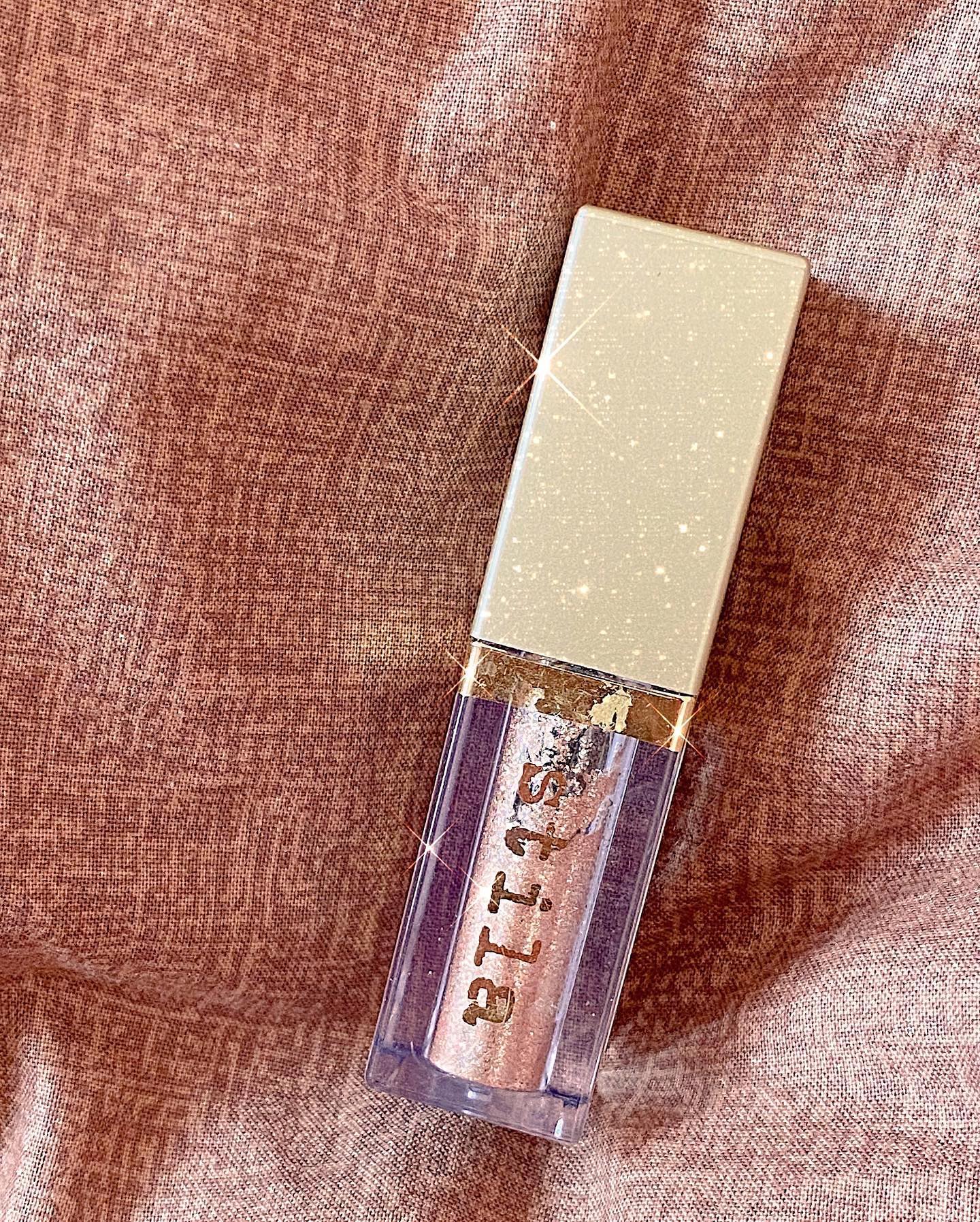 [#스틸라 #stila ] 
 
매그니피센트 메탈 글리터 글로우 리퀴드 아이섀도우 

#키튼카르마 #kittenkarma 

글리터 섀도우 하면 유명한 브랜드, 스틸라✨
그 중 제일 예뻐서 구매했던 키튼 카르마_ 

디자인부터 고급스러워 보이지 않나요? 패키지도 고급진 스틸라 ✨✨

수분 베이스에 크리미한 제형이라 바르기 좋아요~ 다만 양 조절은 필수🤭 너무 너무 영롱하고 반짝반짝하기 때문,,,소량만 발라도 티가 나요! 

색감은 골드빛도 돌면서 약간 실버빛도 돌아요
그냥 너무 예뻐요 💛💛 

평소에 데일리로 바르기엔 부담스러울 수도 있는 데 양 조절 하면서 바르면 또 다른 분위기를 나타낼 수 있어요~ 

가루 날리는 거 싫어하고, 반짝 거리는 거 좋아하시는 분에겐 이런 크림 제형의 섀도우가 딱 좋은 것 같네요,,,! 

확실히 인기 많은 이유를 알겠어요✨💛 
스틸라 다른 컬러도 한번 사용해보고 싶네요!