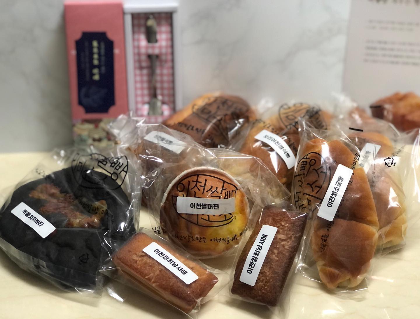 🥖🍞미미소소🥯🥐
미미소소는 태극당, 심빵, 박서진베이커리 등 이천의 주요 베이커리들이 함께 모여 이천 쌀과 특산물을 사용해서 각기 다른 빵을 만드는 브랜드에요☺️

쌀 머핀, 쌀 소금빵, 쌀 휘낭시에 등등 쌀로 만든 빵 종류가 꽤나 다양해서 좋더라구요! 게다가 쌀 빵은 밀가루 빵보다 퍽퍽하고 별로라는 편견이 있는데, 이천에서 2020년 최적의 배합비로 베이킹용 쌀가루를 개발했다고 해요👀 전 개인적으로 밀가루 빵보다 훨씬 부드럽고 담백하고 좋았어요!

태극당 홍국쌀식빵은 색감🌈부터 알록달록하고 식감도 맛도 완벽💖 SBS 생방송 투데이에 나올 정도로 유명한 빵이에요! 겉은 소보루 크럼블 덕에 고소하고 식감 좋고, 속은 엄청 쫀득쫀득~ 콕콕 박힌 완두콩이랑 단호박 조합이 좋아요! 쌀 쉬폰케이크는 진짜 너무 부드럽고 촉촉해요☺️ 100% 쌀빵이다보니 글루텐프리 빵 찾으시는 분들께 강추✨
-
#협찬 #미미소소 #이천쌀 #쌀빵 #태극당 #심빵 #글루텐프리 #글루텐프리빵 #빵택배 #빵스타그램 #빵맛집 #빵지순례