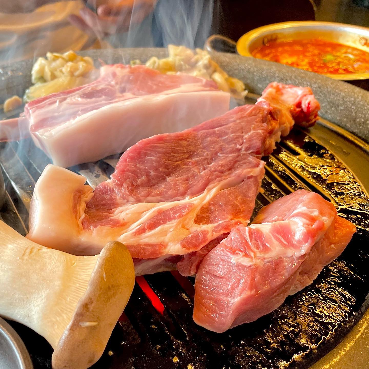 #제주도맛집 

🔥제주도 다녀완~ 연돈 이틀 연속 실패ㅜ 다음에 꼭 성공하기!

1,2_#숙성도 
숙성도 다들 먹언? 
낮술+숙성도=행복😭 이게 행복인가요? 행복을 먹었다.. 
한정메뉴 못참치! 뼈목살+뼈등심
(+#숙성도중문점 금요일
12:00오픈, 11:30현장대기 시작, 11:35도착, 21번째, 12:50착석)

3,4_#가람돌솥밥 
전복돌솥밥!!! 마가린이랑 간장 넣어 슥슥 비벼 먹기+김에 싸먹기 냠냠
숭늉 못참치! 

5_#논짓물 #논짓물식당 
갈치조림 대존맛. 운 좋게 웨이팅 없었다
왕감자, 왕무, 왕갈치 양념에 슥슥 냠..ㅜ
돌솥밥과 공깃밥은 선택! 
뼈 바르고 정신 없이 코 박고 먹어버리기~!

6_#선채향 
전복칼국수, 전복죽 중 우열을 가리기 힘들었으나 전복죽 택!
전복칼국수는 살짝 걸쭉한 미역국칼국수 느낌
전복죽은 담백, 고소! 왕뜨겁 조심
전복이 하나도 안 질기고 쫄깃부드럽!
(+토요일
11:00오픈, 11:35도착, 50번(앞에 19팀), 12:50착석)

7,8_#목화휴게소 
한치는 철이 아니라, 준치!
가게 앞에서 말리고 걷어서 바로 구워주는 반건조 오징.. 
나 오징어 안 좋아하는데 여긴 부드럽고 졸깃하고 살이 오동통.. 여기 오징어만 좋아할래!

9,10_#사우스바운더 
시그니처 사우스바운더피자, 버블비어
피자 만드는 시간이 좀 걸리지만 대존맛! 해산물, 루꼴라, 치즈, 계란 조합이 과하지 않고 담백하면서 계속 들어가!
버블비어는 탁 터지면 바닐라향이 후욱!

#제주도 #제주여행 #제주맛집탐방