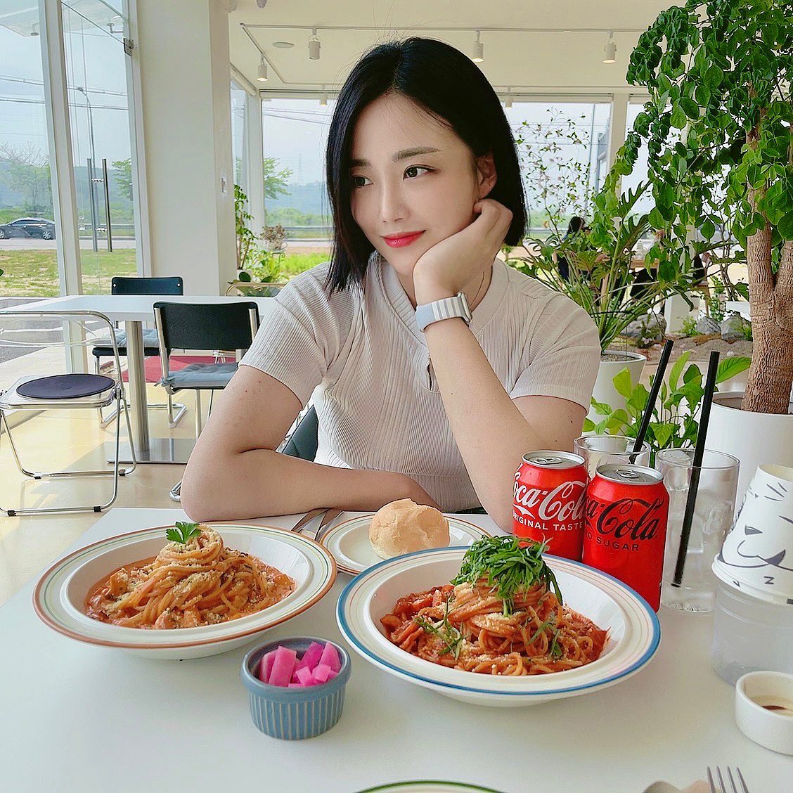 #협찬 

파주 문산역 이월의 종🔔

건물 전체 통창으로 햇살 가득히 들어와~☀️☀️
사진이 잘 나오는 분위기 맛집📸🏠
자꾸만 생각나는 파스타와 커피🤩🤩
같이 즐길 수 있는 힐링스팟✨✨ 너무 만족해요❤️❤️
주차장도 넓고~ 사람들도 되게 많았어요👩🏻👦🏻👩🏻‍🦰🧑🏻‍🦰

맨처음 나오는 식전빵도 맛있었고~🍞🥐🥯
아마트리치아나(토마토 스파게티)랑 로제크림 파스타 먹었는데
너무 맛있었어요~😋😋 로제크림 파스타는 best of best‼️
아마트리치아나는 어린아이들한테는 조금 매울 수도 있어요🌶
맛나게~ 깔끔하게 다 먹고~ 사진도 이쁘게 잘 나왔어용📸📸

문산에 사시는 분은 꼭 한 번 들려보세요🚗🚕🚙
가까운 파주 또는 일산에 계시는 분들도 추천합니당👍🏻👍🏻
마지막 마무리는 아인슈페너 드셔보세요~☕️☕️
깔끔하게 입안을 마무리 해주면서 행복 100% 만땅😍🥰😘
연인, 친구, 가족들이랑 한 번 방문하는걸 추천합니당‼️

🏷 경기 파주시 파주읍 문산역로 14 1층 이월의 종
⏰ 매일 10:00-22:00 / 매주 월요일 정기휴무
📞 010-2250-9875
* 방문 전 꼭 연락해서 확인 후 방문하세요!

#이월의종 #파주카페 #파주카페추천 #파주카페맛집 #파주카페투어 #파주브런치 #파주브런치카페 #파주맛집 #파주맛집추천 #파주레스토랑 #문산맛집 #문산카페 #파주문산 #파주문산맛집 #파주파스타 #파주여행 #파주핫플