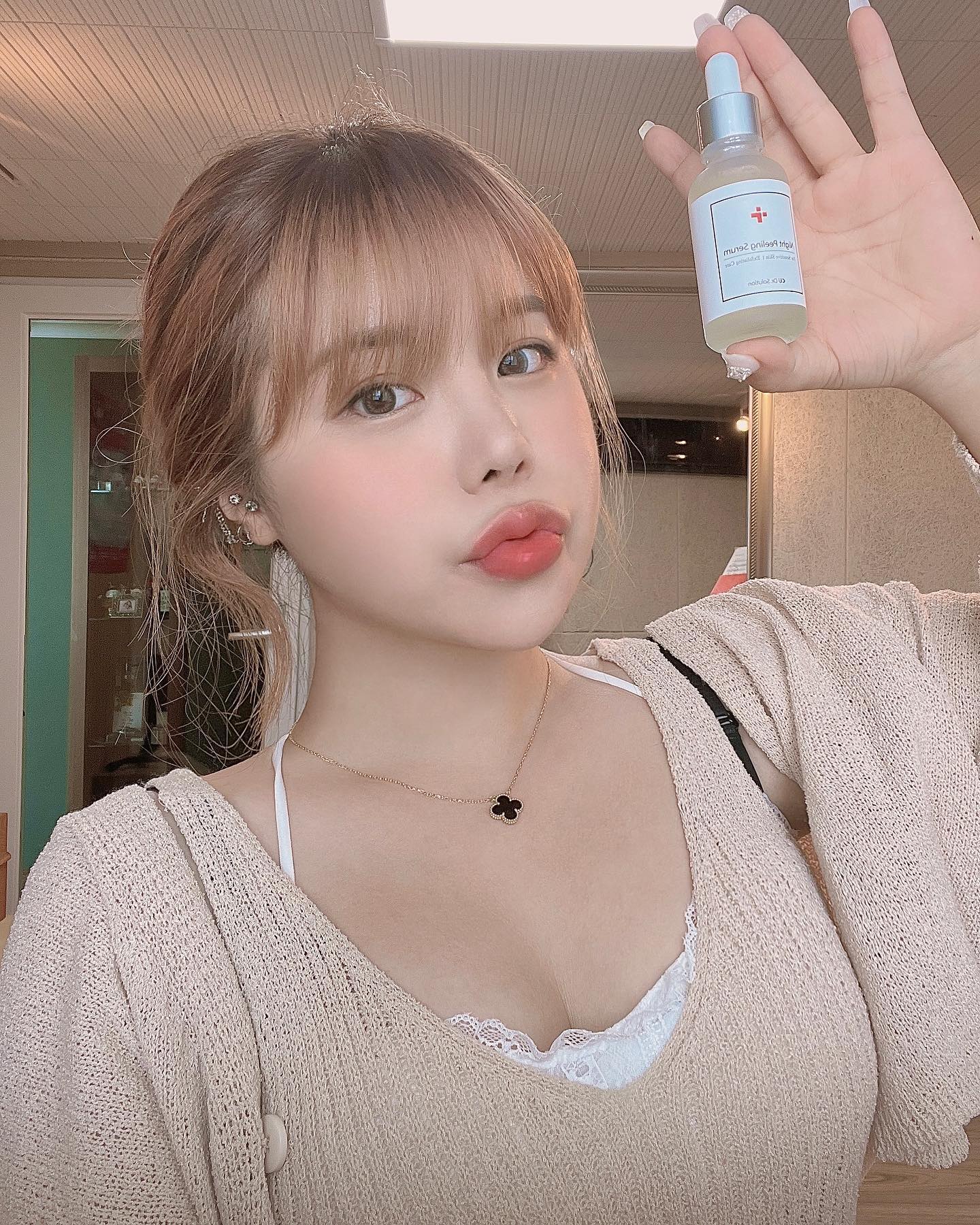 #협찬 

바르고 자면 각질이 녹아 촉촉하고 매끈한 피부를 만들어주는🤍
#닥터솔루션 #나이트필링세럼 

제형은 점성이 별로 없는 편인데 바르고나면 엄청 쫀~쫀 탱탱한 느낌이 나서 너무 신기해요😚

바르고 난 다음날 화장 너무 너무 잘 머금..🥰 인생템🤍

✔️각질•노폐물 제거
✔️속건조 완화
✔️장벽 강화
✔️피부 진정
✔️콜라겐 증가
✔️보습 유지
✔️보호막 형성

 #클린업뷰티 #cleanupbeauty #클린업화장품 #병원화장품 #기초화장품 #세럼추천 #화장품추천 #나이트필링세럼 #필링제

#좋아요반사 #첫줄반사 #좋반 #첫줄좋반 #맞팔해요 #cymulipal24 #0524가넷 #헬로우_0524