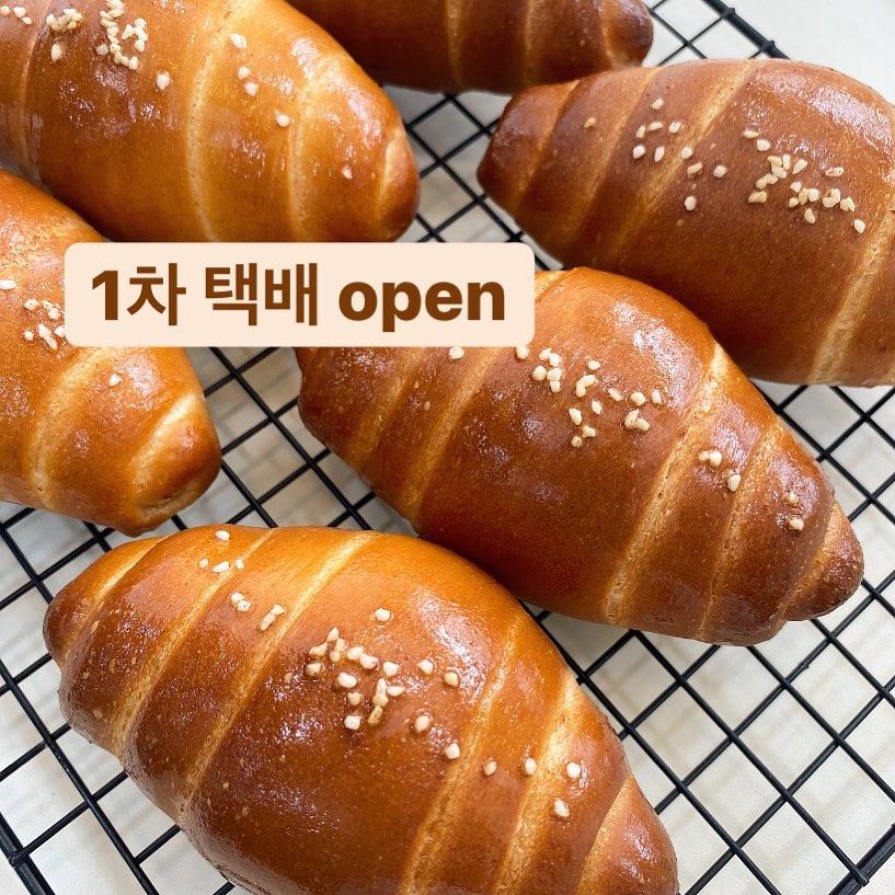 🍪1차 택배 오픈했어요🍪
많은 분들께서 문의해주시던 택배가 드디어 오픈했어요💛

1차 오픈 기념이벤트로 디저트 10개 이상 구매시 랜덤으로 쿠키 1개 넣어드리고, 무료배송까지 해드려요🫶🏻✨

💟 디저트 택배주문서

기간: 5월24일(화) ~ 5월27일(금)
발송: 5월 30일 부터 순차배송

프로필 링크를 통해 주문해주시면 됩니다!

-택배주문은 1만5천원 이상부터 주문가능합니다
-하절기 배송비는 4500원입니다
-택배관련 모든문의는 dm이나 카카오채널 ‘디저트부스’로 문의주세요