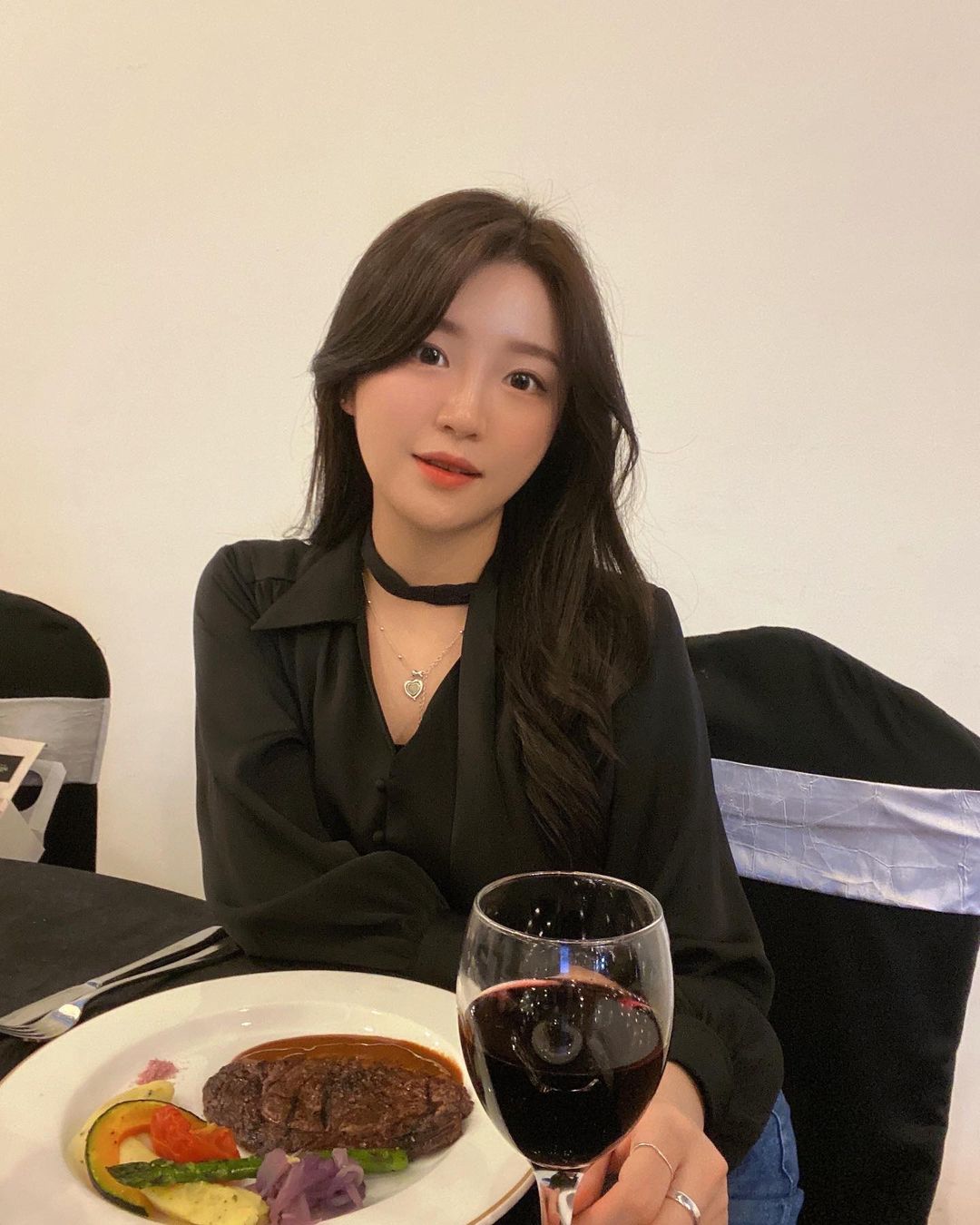 박현주 / hyunjoo 💛 on Instagram: “오랜만에 이뿐 예식장 다녀왔당😍 밥두 맛있어! #협찬 이쁜곳에서 맛난밥도 먹구~ 고기덕후 기분체고 🥰 국내 예식장 최초로 꽃등심 스테이크 나온다고 해