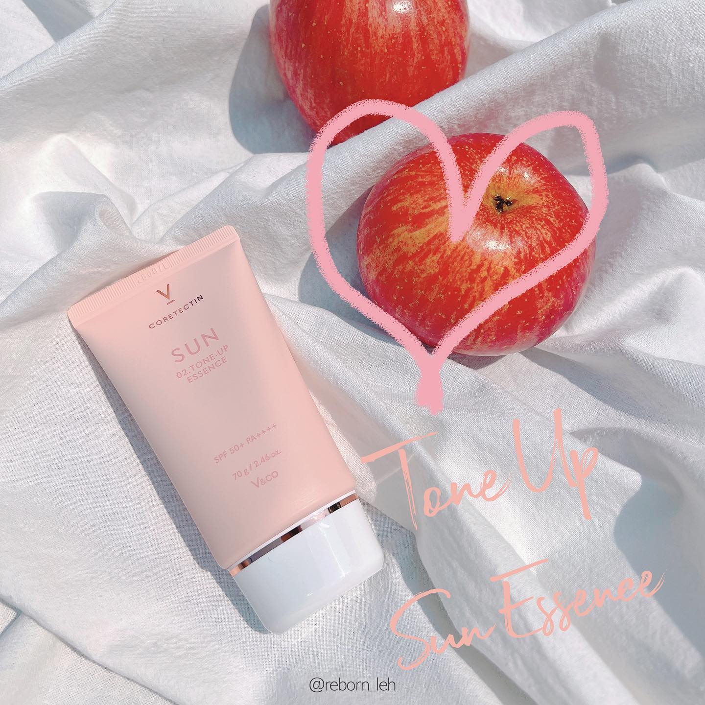 현생에 치이다 돌아왔어요. . .ㅋ

큰 기대없이 썼다가 생각보다 사용감이 좋아서 쓰는 리뷰🙆‍♀️

🔷브이앤코 코어텍틴 선 02 톤업 에센스 spf50 pa++++

트러블이 또 올라와서 끈적이는 사용감은
최대한 피하고 있는 중이라
바를때 촉촉하고 바른 후는 산뜻한〰️😕
제형은 특히 더 제외하고 있었다.
바른 후도 여전히 촉촉해서🤢
시간이 지날수록 끈적임으로 바뀌는 경우가 많았던 터라.... 
제품 선택에 프로 민감러인 상태!

파데 프리가 가능할 정도로 피부톤을 깨끗하게 정돈해주고 
번들거림 없는 사용감에 강력한 자외선 차단 지수,
스킨케어 기능까지 한번에 쌉!
할 수 있는 선크림을 원했는데 그런 기준에서
이 제품은 대체적으로 만족스럽다.

특히 뭉침없이 착 밀착되어 균일하게 뽀얀 톤을 만들어주는 점과
적당한 윤기감과 산뜻함을 동시에 만족할 수 있는
실키한 제형이 좋았다.
텁텁하게 하얘지는게 아니라 내 피부인 것처럼 뽀얗게 보인다.

브이앤코만의 독자성분인 탄력케어 4중 복합물질의 함유로
자외선 차단과 함께 탄력케어까지 가능하다. 
자외선 차단으로 겉탄력 지키고 성분으로 속탄력까지
지킬수 있으니, 꽤 괜찮쟈나〰️🙊

이주 정도의 사용 기간동안 트러블 없이 지냈으니
당분간 내 쌩얼크림은 이걸로 정해야 겠다.😍
.
.
.
#브이앤코 #선크림 #선크림추천 #톤업선크림 #메베선크림 #핑크톤업 #파데프리 #파데프리선크림 #에센스선크림 #저자극선크림 #이윤지 #자외선차단제 #여름선크림 #글로리그램 #글픽인증