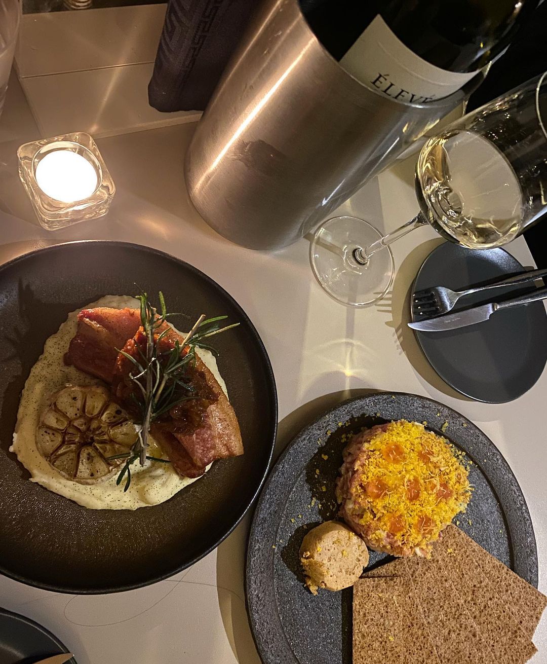 박현주 / hyunjoo 💛’s Instagram photo: “드디어 갔당 🤍 스테이크도 넘 부드럽고 비프타르타르는 진짜 넘 맛있고 담에 가서 다른것도 다 먹구 와야징!🥰”
