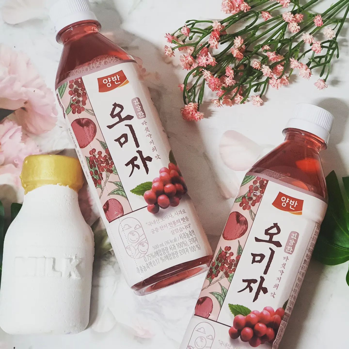 요새 날이 확 더워진 것 같아요 ㅠㅠ
이런 날은 얼음 동동 띄운 탄산음료 생각이 나는데
탄산음료보다 몸에 좋고 새콤달콤 맛있는 음료 하나 가져와봤어용!

바로 몸에 좋고 맛도 좋은 오미자!
한 페트에 500ml로 양이 꽤 많은데도 16칼로리 밖에 안되고
부담스럽지않게 새콤달콤 맛있어서 계속 땡기더라구용 ㅋㅋ
오미자에 사과를 더해 새콤하고 더 달콤한 맛!
색깔도 예뻐서 눈까지 즐거워용😘

#협찬 #여름엔 #얼음동동띄운 #오미자 #동원오미자 #양반오미자 #오미자차 #동원양반오미자 #오미자음료수 #오미자음료 #저칼로리 #다이어트 #다이어트음료