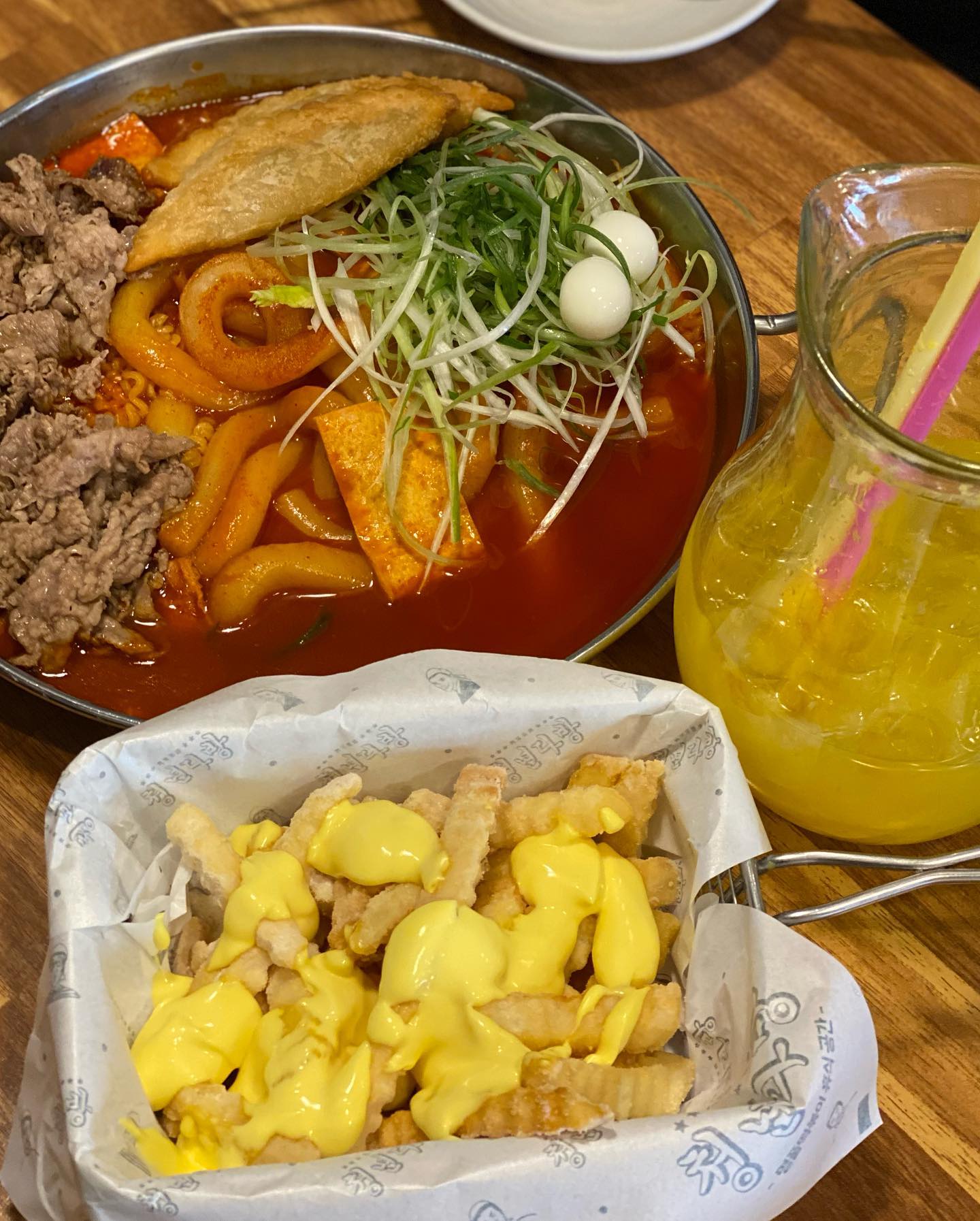 #두빛먹스타 #두빛_홍대

📍청년다방 서울홍대점

#차돌박이떡볶이 16500원
#버터갈릭감자튀김 5500원

오랜만에 찾아간 #청년다방 길고 부드러운 밀떡은 사랑입니다❣️ 감자튀김 소스가 뿌려져나오지 않고 직접 뿌려야해서 당황스러웠지만 그래도 역시 맛있다😋

역시 유명한데는 이유가 있는법! 차돌 양도 충분하고 소스는 달콤매콤해서 입맛을 사로잡는다. 여러가지 신메뉴들이 나오고 있지만 역시 기본이 최고지😆