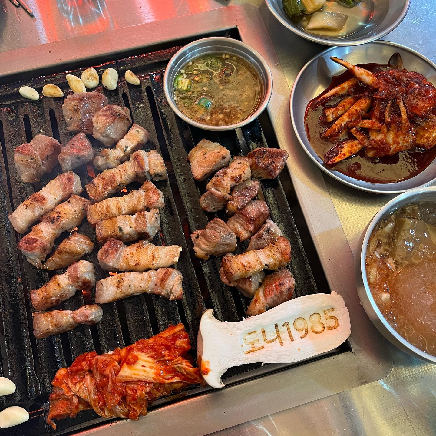 ❤️ #오산대역맛집 #도니1985 ❤️

🐽 오겹살(15000)
🐽 깍둑덧살(15000)
🐽 마약게장(3000)
🐽 물냉면(6000)

-> 검둥씨가 목구멍에 가고싶다고 노래를 불러서 오산대역에 갔다가 휴무라서 우연찮게 들어갔던 도니1985🐷

들어가자마자 기본반찬으로 양념게장과 묵사발이 있다는 것 만으로 저희를 굉장히 만족시켰습니다 호호😝

우선 고기는 사장님께서 직접 구워주세요!🤩 덧살은 부드럽고 쫄깃하니 맛있어요 그리고 오겹살은 마치 내가 제주에서 탱글탱글한 오겹살을 먹고있는 느낌이랄까🤔 갈매기살도 유명하다던데 저희는 2명이라 다 먹어보지 못했읍니다😔

3인분 이상 시키면 김치찌개가 무료였던거 같은데 저희는 2인분도 입짧아서 못먹기 때문에 pass❤️‍🔥 그냥 시켜먹었어요 ^___^

묵사발도 네번정도 리필해 먹은거 같은데 여기서 묵사발 먹고 반해서 여행가서 묵사발을 그렇게 열심히 만들어 먹었답니당😝 이제는 묵사발 추가 1000원 비용 생긴거 같은데 그냥 5천원 내고 물냉면 그릇에 받겠습니다✊🏻❤️

다른메뉴도 더 더 더 먹어보고 싶지만 저는 오산에 가려면 마음을 먹어야 하기 때문에🫠 오산에 갈 일이 있다면 우리 검둥씨와 함께 재방문 해볼까 해요😎

누룽지도 맛있었는데 묵사발에 취해... 고기에 취해... 사진을 못찍었어요😥 참고로 저희는 2차로 개검둥과 함께 누룽지를 먹었다는 후문... 🦭

영업시간 : 매일 11:00 - 23:00
주소 : 경기 오산시 내삼미로79번길 26 107, 108호 (오산대역 도보5분)