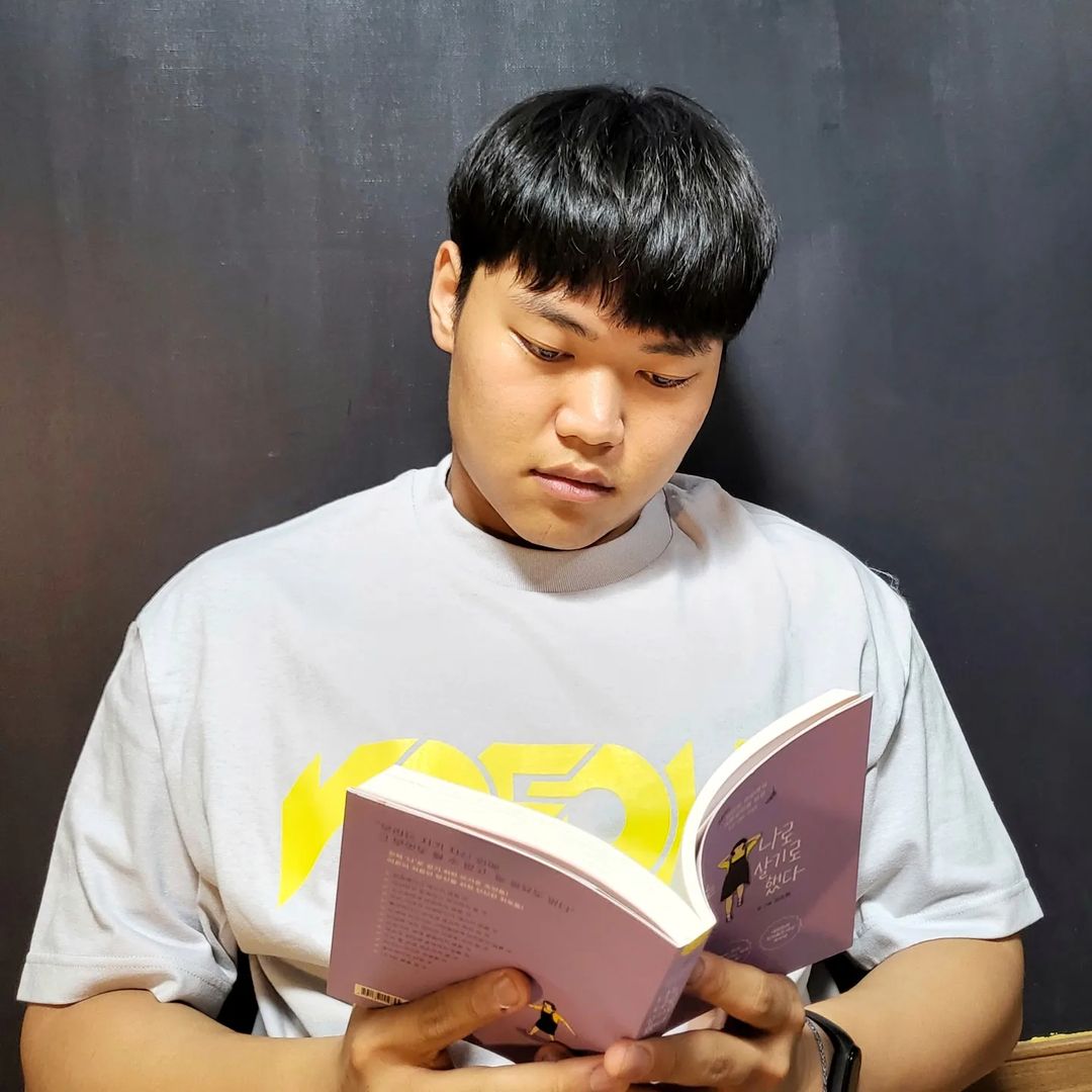 세한잉💜 on Instagram: “"나는 나로 살기로 했다." 제가 요즘 읽고있는 책입니다. 제게 정말 도움 많이 되고 자신을 돌아보며 성장할 수 있는 기회를 만들어준 책입니다. "나 에세이 좋아하네"