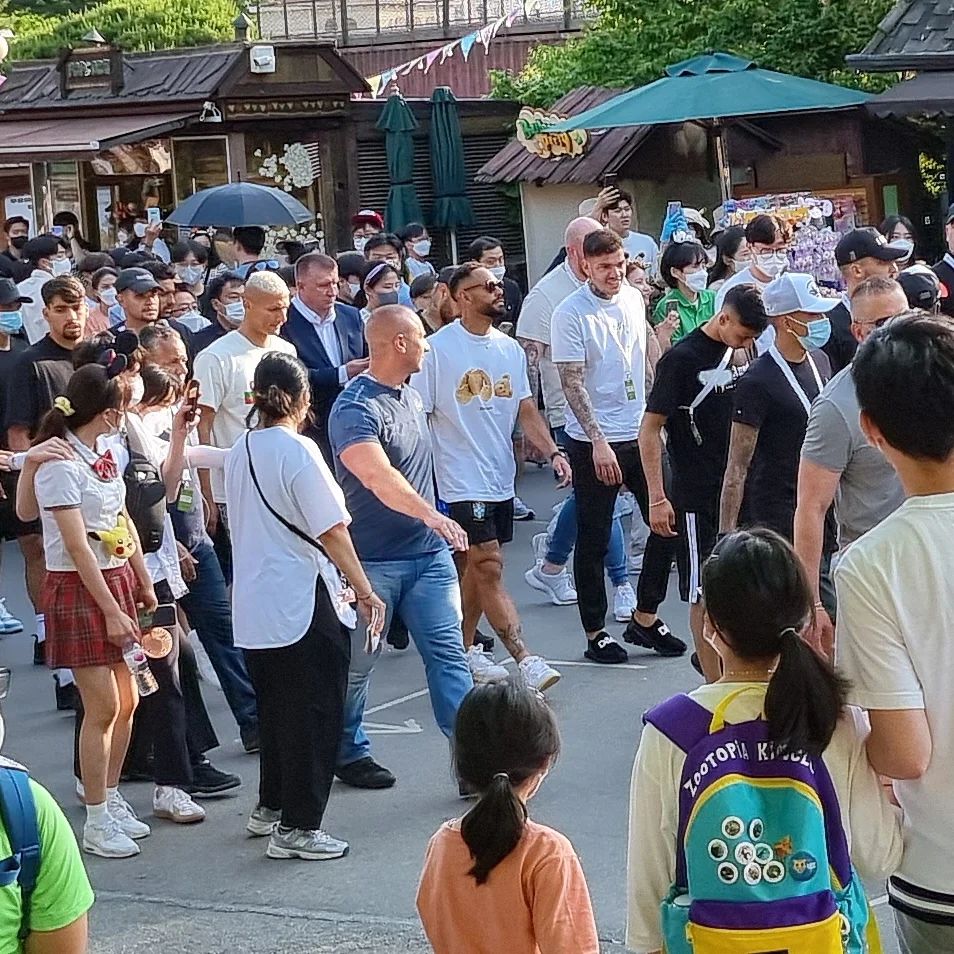 연간도 얼마 안남아서 오후에 슬슬 온 #에버랜드
갑자기 왠 외국인무리가 움직이고 사람들이 엄청나게 따라오는 걸 보고 우선 찰칵!
#네이마르 왔다고 가는 곳마다 정말 사람들이 우루루구나 ㅋㅋ #티익스프레스 타고 #아마존익스프레스 타러 온듯 마침 아마존 줄섰다가 봄 ㅋㅋ

오늘도 #에버랜드 #Neymar
