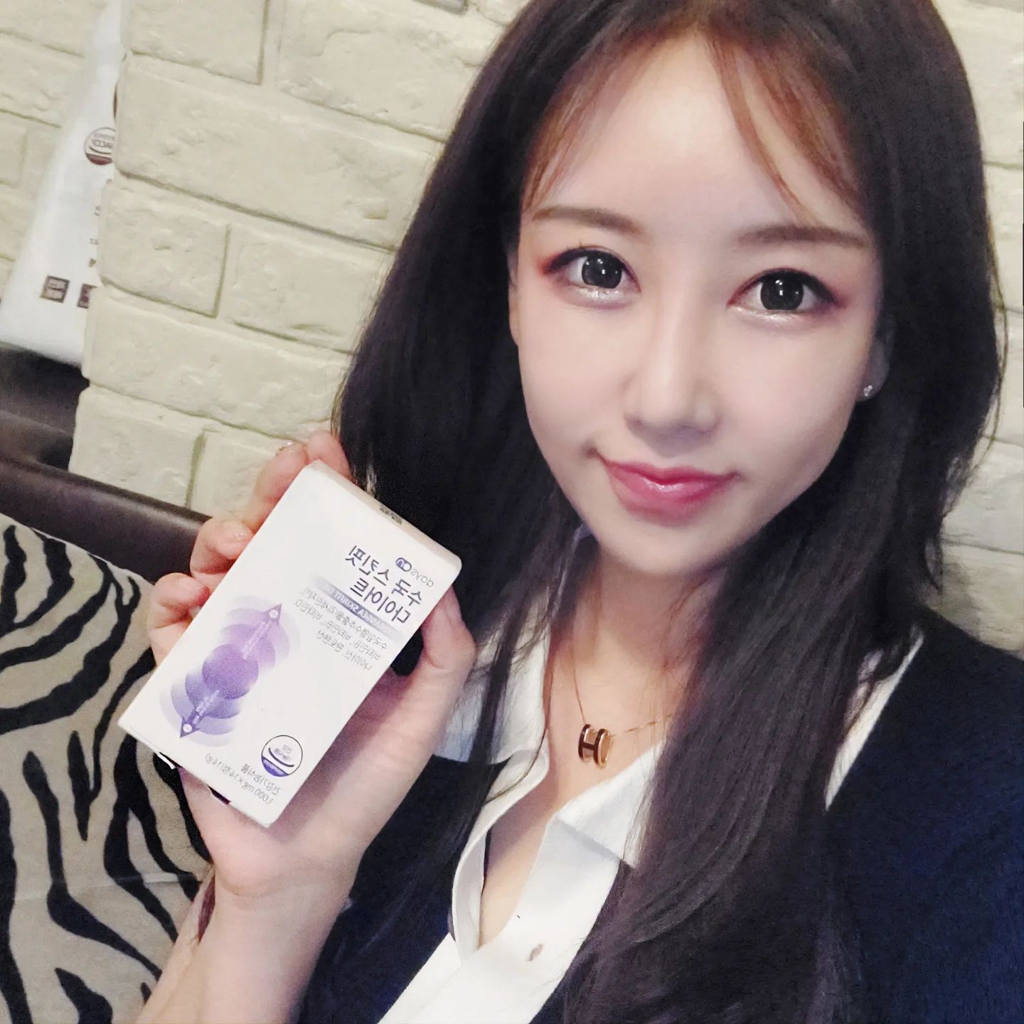 요즘 매일 들구 다니는 필수품
체지방은 빼주고 피부건강은 채우는 
수국 스킨핏 다이어트
⠀
체지방감소에만 도움을 주는 제품이 아니라
자외선에 의한 피부손상에 도움주고 피부 보습에 도움을 주는
2022년 최초 다이어트 신소재
1일 1정이면 간편하게 다이어트와 피부관리를 한번에!!
⠀
©dayson.official
⠀
#수국스킨핏다이어트 #수국다이어트 #수국추출물 #데이즈온 #오한진 #장도연
#다이어트 #다이어트보조제 #오한진다이어트 #장도연다이어트