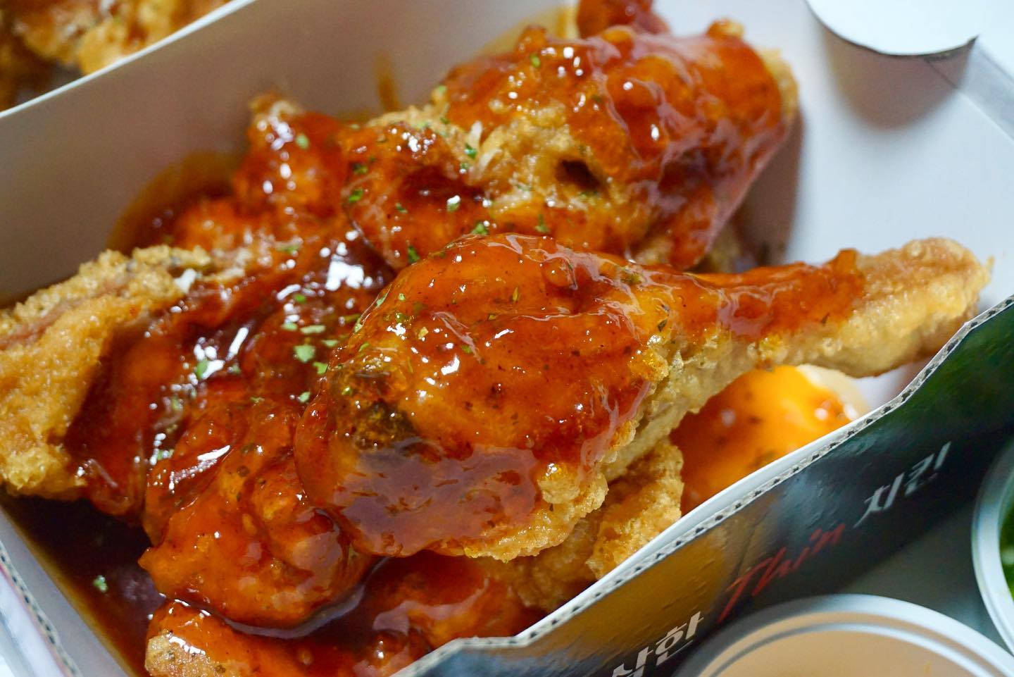 #치탈리아길음점
📍정통양념반씬치킨 17,900
📍치즈스틱 6,000
씬치킨은 튀김옷이 바삭하고 얇은게 특징인 치킨입니다🍗
100% 국내산 신선육을 사용해서 닭잡내가 하나도 없어요
골뱅이 파스타 등 퓨전 스타일의 파스타와 사이드 메뉴도 판매중인데 한국인 입맛에 딱ㅋㅋㅋ여기 냉파스타도 맛집이예여ㅎ
매운양념반씬치킨도 먹어봤는데 특히 여긴 양념맛이 찐,,
양념을 되게 넉넉히 주시는데 한통 남겨뒀다 밥볶아 먹으면 존맛입니다 :)

방문 포장시 무려 5,000원이나 할인 받을 수 있어요!

#치킨맛집 #이색치킨 #씬치킨 #치탈리아 #길음치킨 #길음맛집 #협찬