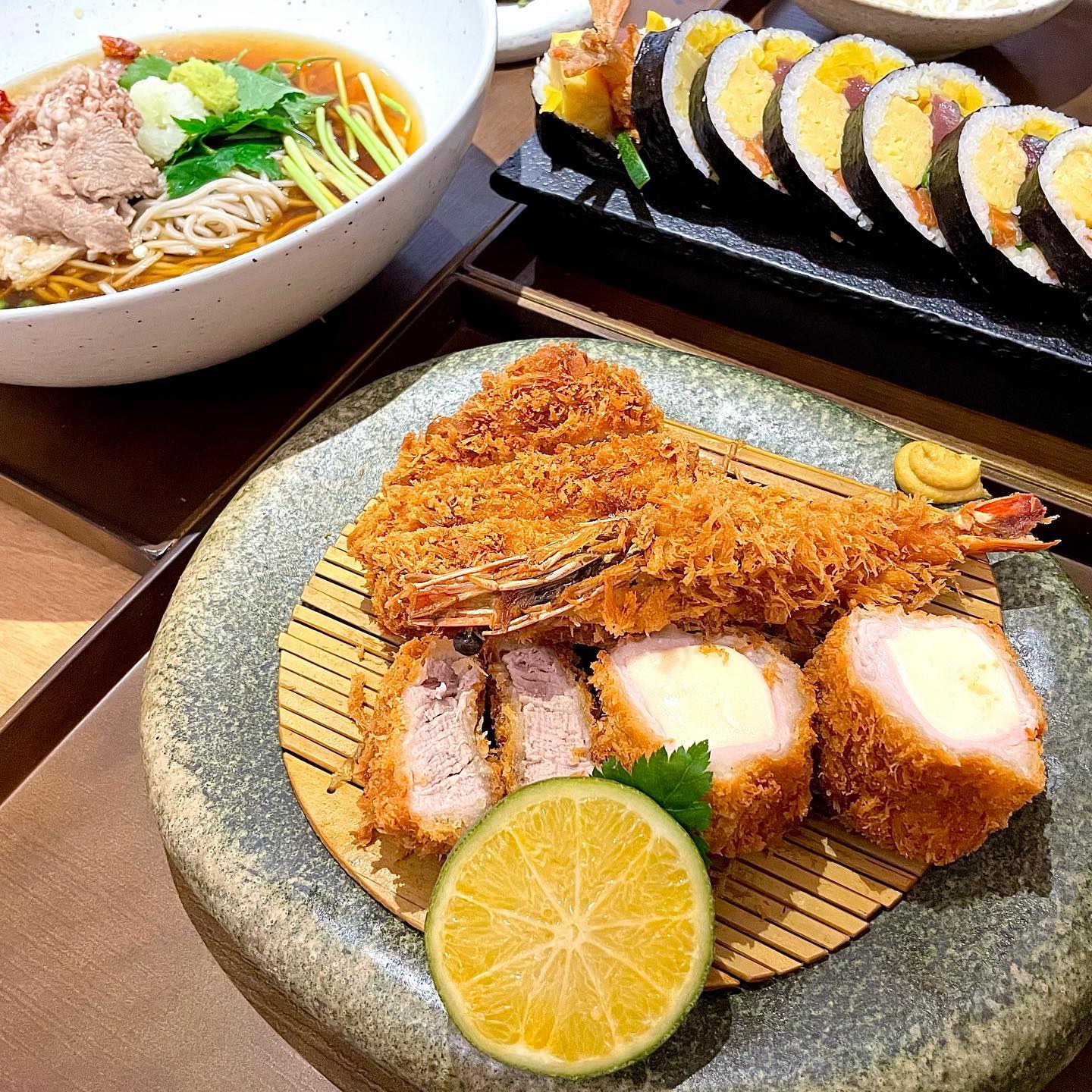 📢 #협찬 + 내돈내산 #카츠8
.
오늘은 강남역에있는 카츠8에 다녀왔당😬
첫 협찬이라 기대되고 떨리는 마음으로 가게방문!
강남역이랑 연결되어있는 삼성전자사옥에 있어서
일단 첫번째로 교통편이 좋다! 자가용 타고오면 건물자체에
주차장도 있고 넓어서 바로 주차가능🙃
무튼! 주차를 하고 가게로 향했다,,
엘베타고 올라가면 바로있어서 길잃지않아서 좋았다.
.
내가 시킨메뉴는 요렇게!!
👉소바반상(차돌냉소바/안심카츠) 24.0
👉카츠8모둠 19.0
👉카츠8 후토마끼 28.0
.
3가지를 주문을하고 둑흔둑흔한 마음으로 대기!
주문한음식이나오자 감탄😳 한눈에봐도 바삭!
군침도는 비주얼이 먹기전부터 맛있어보였다,,
역시는 역시 먹어보니 맛도 일품,, 일단 돈가츠는 안심부터
치돈까지 바삭하고 맛있었다!😍
나는 냉소바를 진짜좋아하는데 국물도 깔끔하고 시원해서
다른곳이랑은 뭔가 다른느낌,,,? 국물까지 야무지게 먹고
여기서 후토마끼를 처음먹어봤는데 원래 처음먹는 음식은
맛있는곳에서 먹어야 트라우마가 안생기는데
여긴 뭐 하나부터 열까지 다맛있으면 어쩌자는거 ㅠ😭
후토마끼먹으러 다시가야할판이였다,,
돈가츠집중에 제일로 만족스러운집!👍
(글고 참깨 갈리는 기계 넘신기,, )
.
여기는 일단 입구부터 매장안 인테리어가
상당히 고급스러워서 소개팅하기 딱좋은 돈가츠집!🤗
강남역가면 재의사방문 100%
맛도있어서 기분도좋았던 돈가츠집이였다😍
.
.
📎카츠8
📎<강남점>
📎 서울 서초구 서초대로74길 11 삼성전자 서초사옥 B1 카츠8
