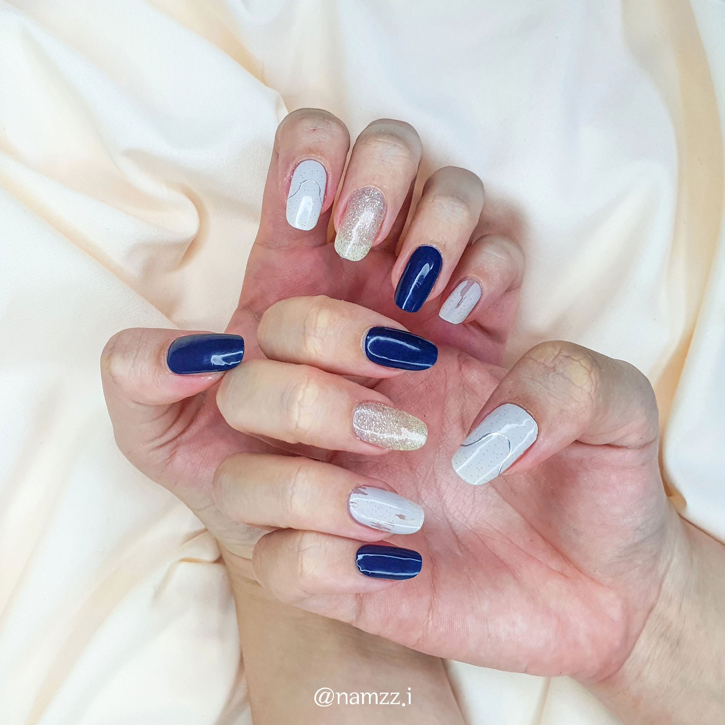 선미, 유튜버 로즈하도 pick한
#엣지유샵젤 글리터에디션 ✨

저는 엣지유 샵젤 중 드로잉디자인이
매력적인 #빈티지터치무드
를 선택했어요 : )💙

고퀄리티 디자인과 광택으로
집에서도 샵에서 젤네일 받은것처럼
1분만에 쉽게 연출 가능해요!🥰

밀착력도 높아서 지속력이 높은데다가
머리끼임현상도 없어서 부착한지
2주째인데도 깨진곳 하나 없이
멀쩡하게 잘 유지하고 있어요!

게다가 가장 많이 쓰는 3,4번째
손가락 4pcs가 추가로 들어있는
총34pcs 구성으로 더 활용도 좋게
사용이 가능해요😊💙

램프로 여러번 구울 필요없이
한번만 구워도 빠르게 경화되어서
시간 절약까지 : ) 💙

#잼페이스 #잼플루언서 #엣지유샵젤글리터에디션 #엣지유 #엣지유네일 #올리브영네일 #올리브영젤네일 #젤네일스티커 #셀프젤네일 #셀프네일 #selfnail #젤네일 #젤네일아트