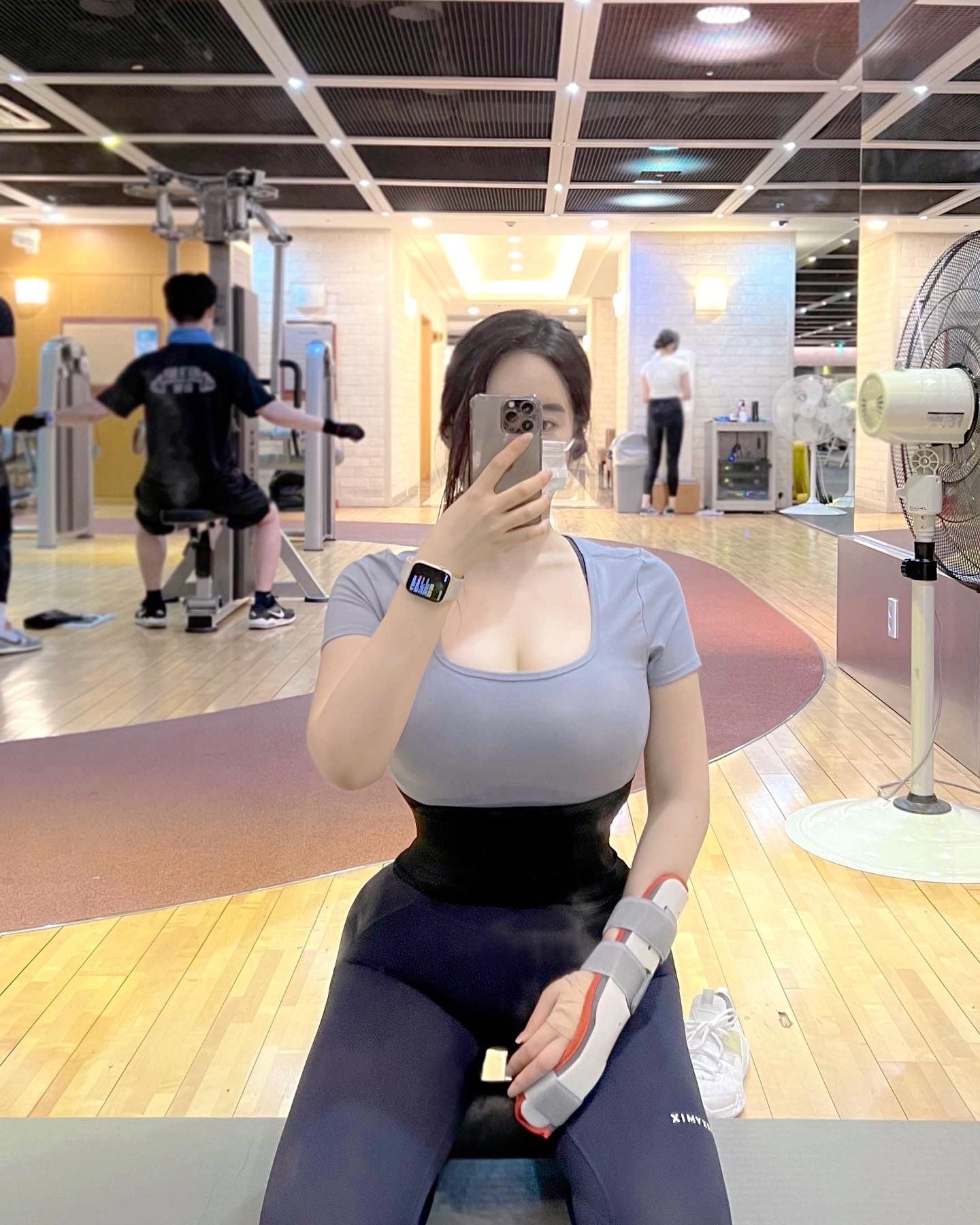 오운완
뼈는 붙을 생각이 잇긴 한건지😵‍💫
무리하게 구부리고 움직였더니
스크류 박아둔데가 너무 아픈 한주였어서
다음주 경과 보는 날이 두렵다😢..