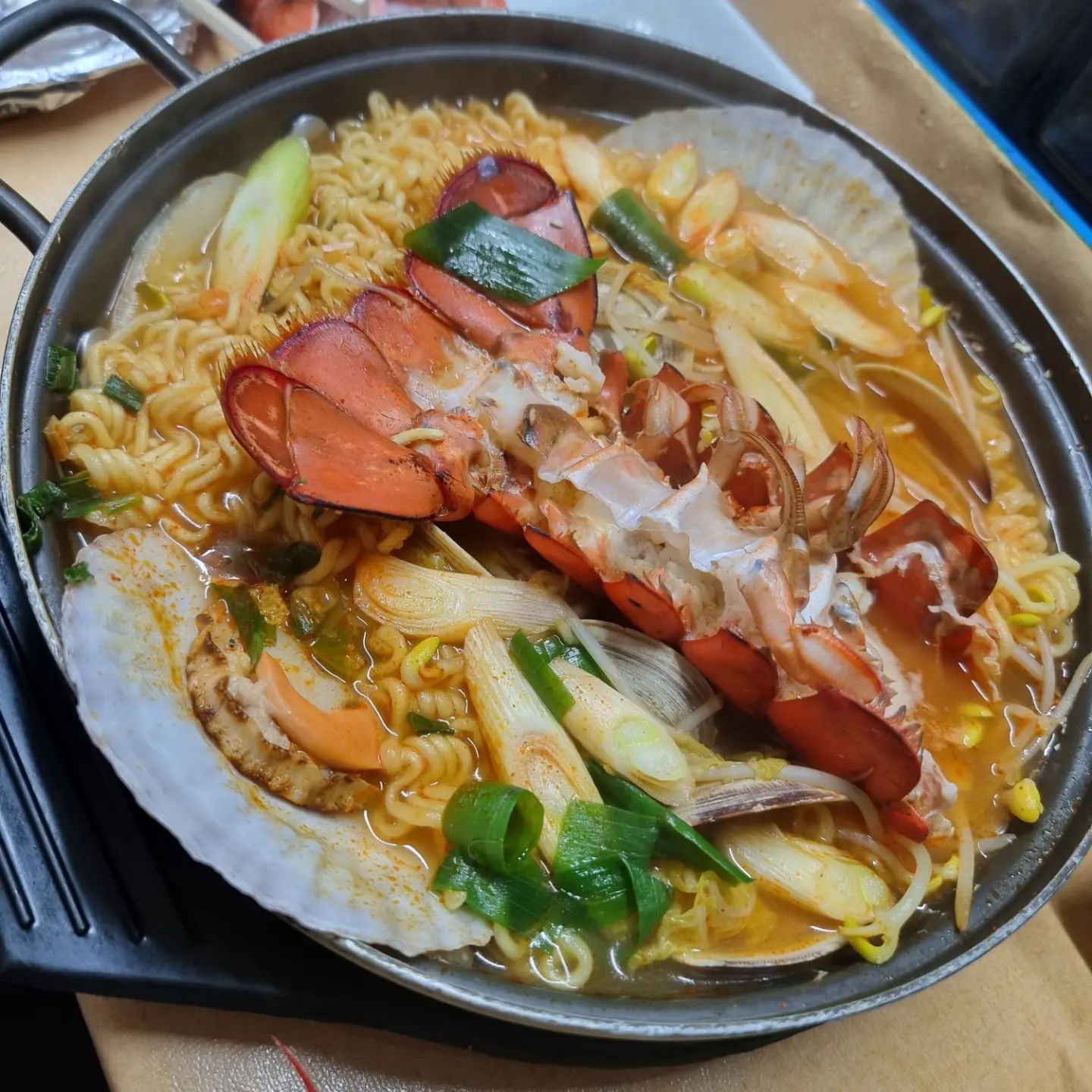 내일은 첫번째 결혼기념일 💑 
시간 진짜 빠르당! 낼은 오빠 야간출근이라 오늘 아울렛가서 커플옷, 커플슬리퍼 사공 랍스타 넘먹고 싶어서 해운대 포장마차촌 가서 랍스타코스 뿌시고! 와 진짜 간만에 배터지게 먹었땅 해산문 좋아하는데 해산물도 많고 내사랑 랍스타 사진은 못찍었는데 랍스타 다리 버터구이랑 라면 진심 대박!!!!!!
#결혼기념일 #첫번째결혼기념일 #해운대포장마차 #해운대포장마차촌 #랍스타코스