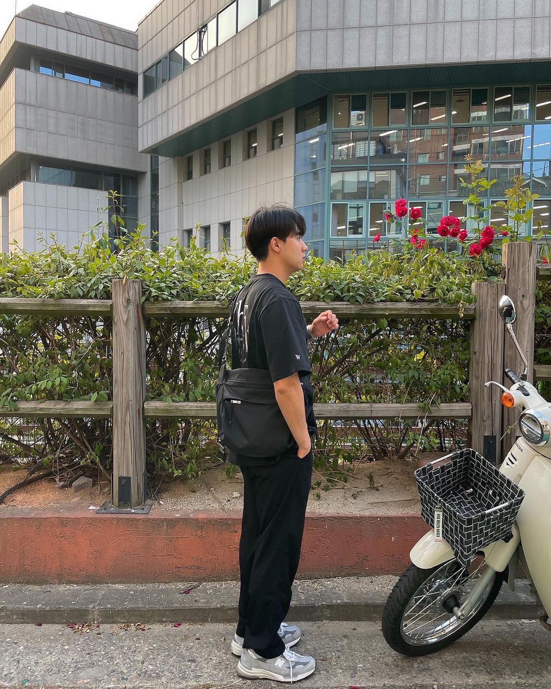 종 찬’s Instagram profile post: “#광고 이제 진짜 여름이네 습하고 더워요🫠 왓더웨어 그래픽 티셔츠를 착용했어요 오버핏 티셔츠로 편하게 착용 가능하고 재질, 프린팅 퀄리티가 뛰