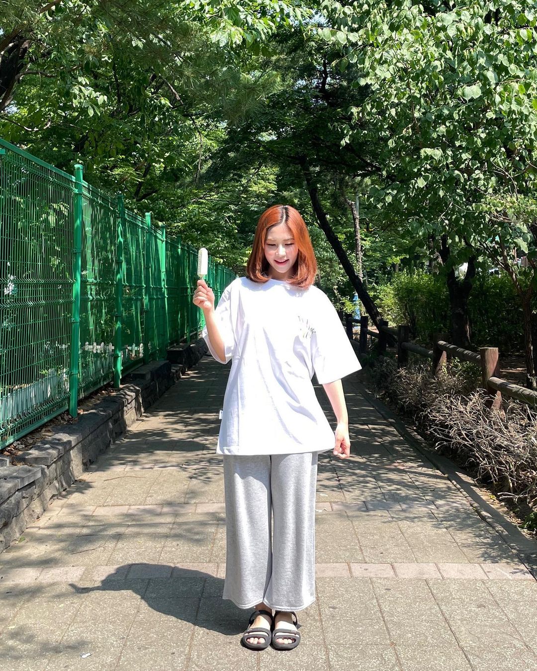 오혜연 on Instagram: “#광고 @whatthewearshop 🤍왓더웨더🤍 ❤️팔쪽에 있는 귀여운 W로고와 등판에는 상큼한 왓더로고와 XXXX, 타이벡 포인트까지!! 편안하면서 깔끔하니 너무 이쁘당ㅎ