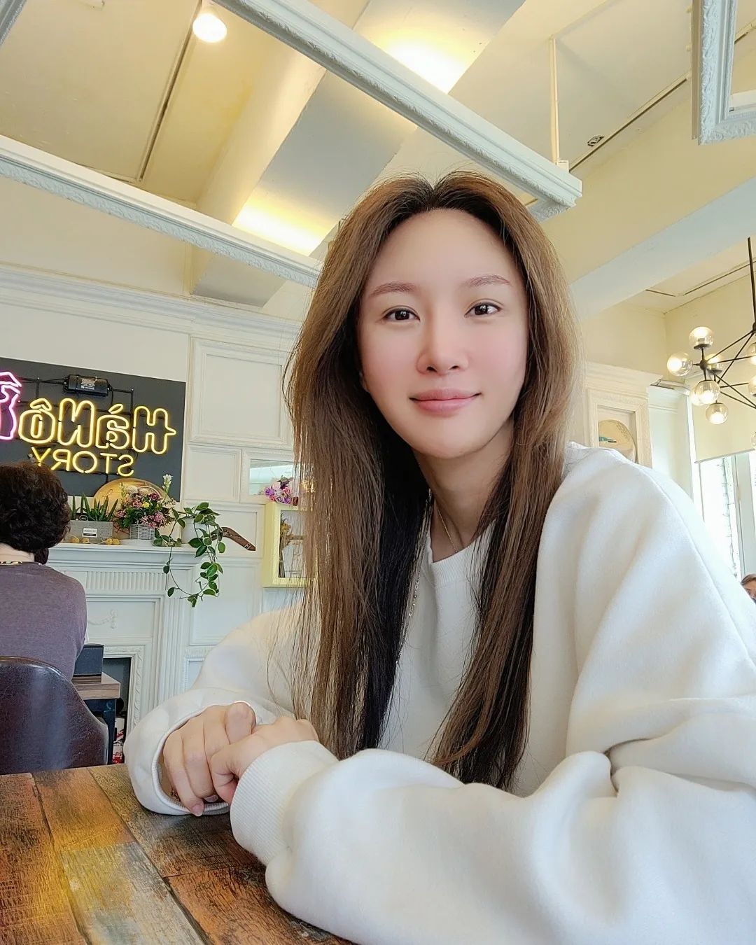 띵띵 부은얼굴이 오늘 날씨 탓이겠죠? 🤔
이런날엔 좀 쉬는 것도 좋을텐데 ✨
책 읽다가 접어둔 부분이 점점 많아지기 시작해서 
잊어버리지 않기위해 한글자씩 남겨두려고 해요🤍그냥 저만의 일기장이랄까… 싶은 그런 마음에 ㅎㅎ 

데일 카네기 자기관리론 중에서...📚
⁉돈 걱정에서 자유로워지는 법
☑자신의 소비 습관을 기록해라
☑필요에 맞게 예산을 작성해라
☑수입이 오를 때 두통을 늘게 하지 마라
☑재정 상태를 개선할 수 없더라도 어쩔 수 없는 일에 원망하지 말라

자기개발의 끝은 없는 거 같아요. 우리 인친님들도  같이 도전해봐요 💕💕