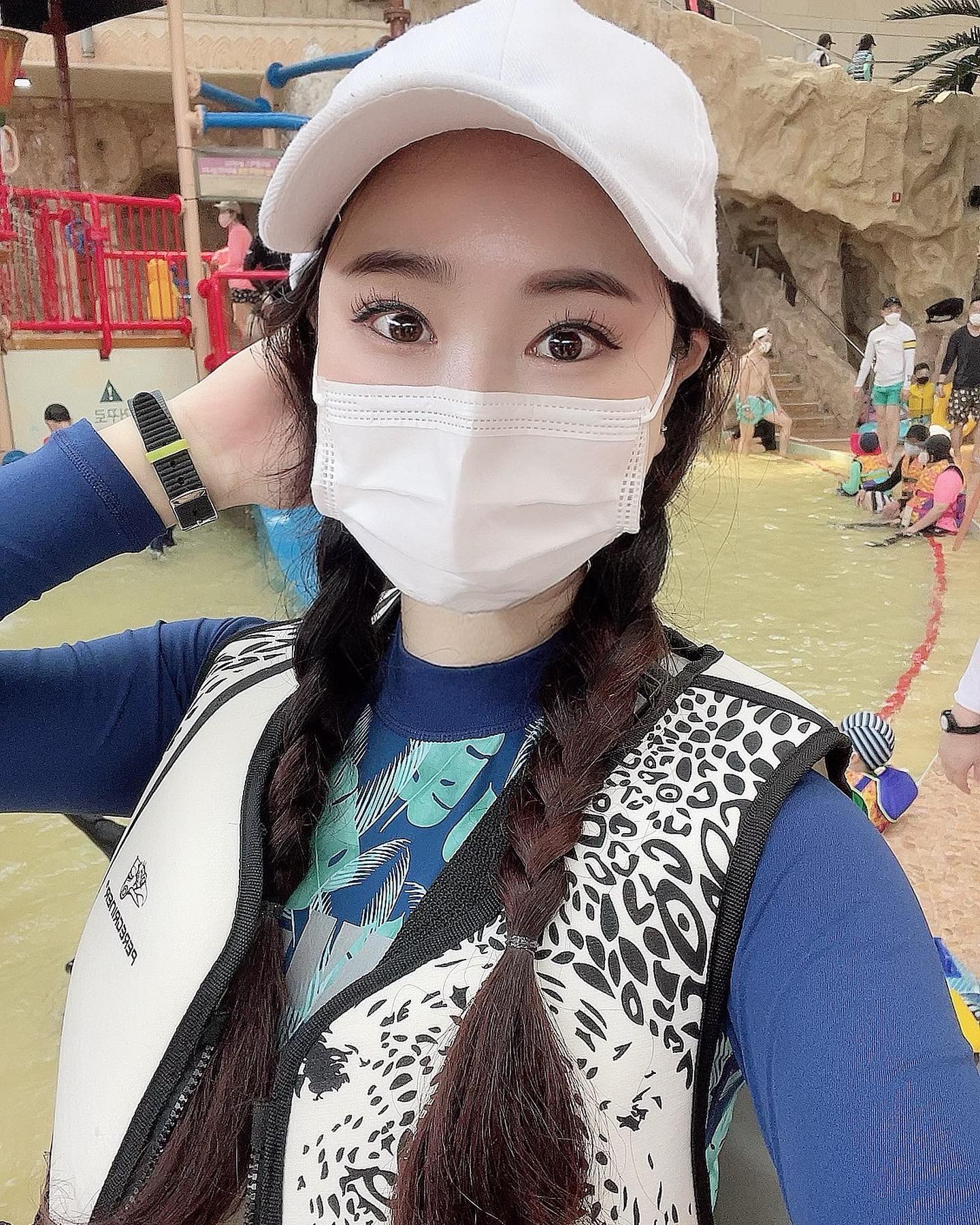 #5월 의 #오션월드 는 처음가봤는데, 생각보다 사람도 많고 핫해서 깜놀😆 
알차게 놀고왔당💕💕💕
.
.
#오션 #강원도 #홍천 #여행 #수영장 #물놀이 #여름 #래쉬가드 #수영복 #주말 #일요일 #비발디파크 #여름휴가 #힐링 #여행스타그램 #여행에미치다 #여행지추천 #나 #selfie #selca #fff