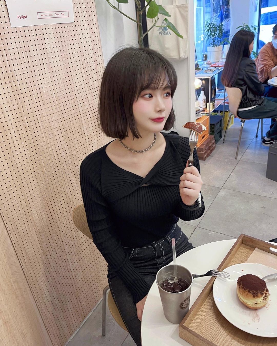 수민 on Instagram: “#협찬 신사동 도넛 맛집에 다녀왔습니다 🍩🤍 아담하지만 힙한 인테리어의 디저트 카페입니다! 솔트 카라멜 도넛과 티라미수 도넛 두 가지를 먹었는데요, 쫀득한 빵피에