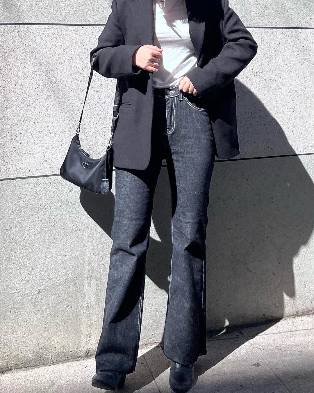 수민 on Instagram: “#협찬 스티치 포인트가 매력적인 부츠컷 바지! 스판기가 있어 편하기도 하고 너무 예뻐요 🥺 #패브 #faav”