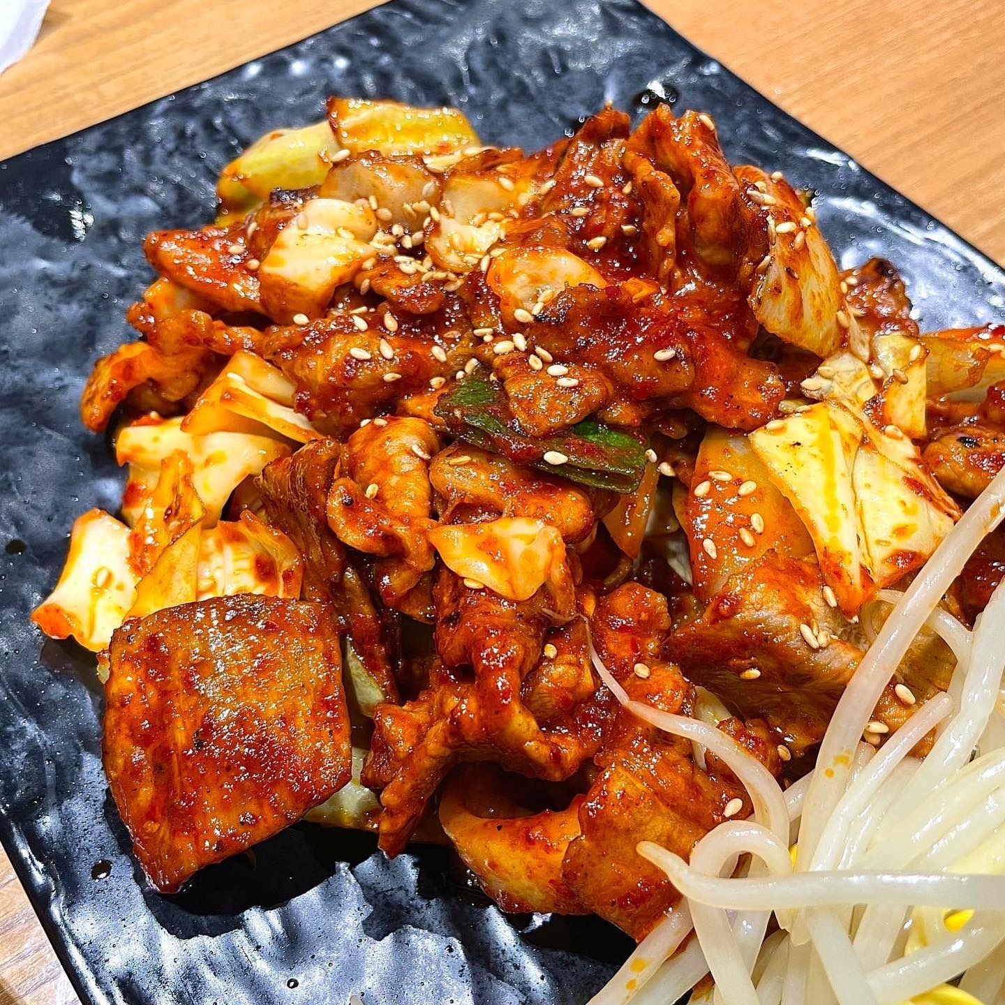 수원 롯데몰가서 영화보고 밥 뭐먹지 하다가
급 한식이땡겨서 들어간 밥집!🍴
다양한 쌈밥정식을 파는데 두부?정식이 메인인거같았다,,
하지만 나는 두부보다는 매콤한게 땡겼기에
제육쌈밥정식으로 픽!! 쌈밥집을 잘안가서 다른곳도
그러는지 모르겠는데 여기는 10가지 종류의 쌈채소들이 있어서
원하는양, 종류별로 먹을 수있는 장점이있다!😄

하지만 나는 쌈보단 오리지널고기만 먹는사람이라,,
쌈좋아하는사람은 엄청 좋아할듯,,,ㅋㅋㅋ
주문한 제육볶음이 나왔는데 음마~!!
개인적으로 물제육보다는 되직하게 볶은걸 좋아하는데
여기는 되직한양념의 제육볶음이라 매우좋았다👍
맛도 나쁘지않았구,,, 제육에 밥을 싹싹 다비워서 먹었당🤪
수원롯데몰가서 두부가 메인인 쌈밥집이지만
제육볶음 먹고싶으면 가볼만한 정식집이다🙃
.
.
📎만석장
📎한식
📎 경기 수원시 권선구 세화로 134