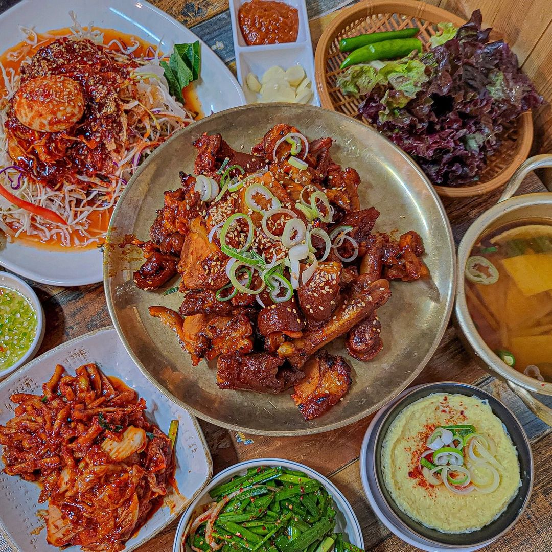 먹골이 on Instagram: “#협찬 쫄깃하고 맛있게 매웠던 왕십리 #호야네족발 왕십리 족발 맛집인 호야네 족발을 다녀왔어요! 협찬을 받아 다녀오긴 했지만 사진 보이세요? 엄청 푸짐하지 않나요?