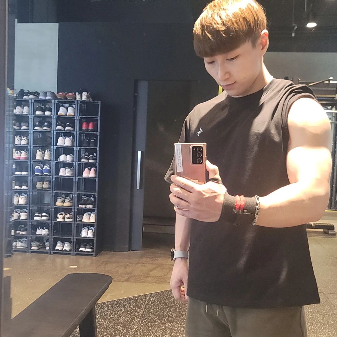 🐯호랑이가 되고싶은 🐱고양이기효니 on Instagram: “운동중간에 생각나서 티셔츠자랑하기 마크가 예뻐.그리고 편해. 환경을 생각한 티셔츠!! 친환경 스포츠웨어! 사진 더럽게 못찍는.... 조