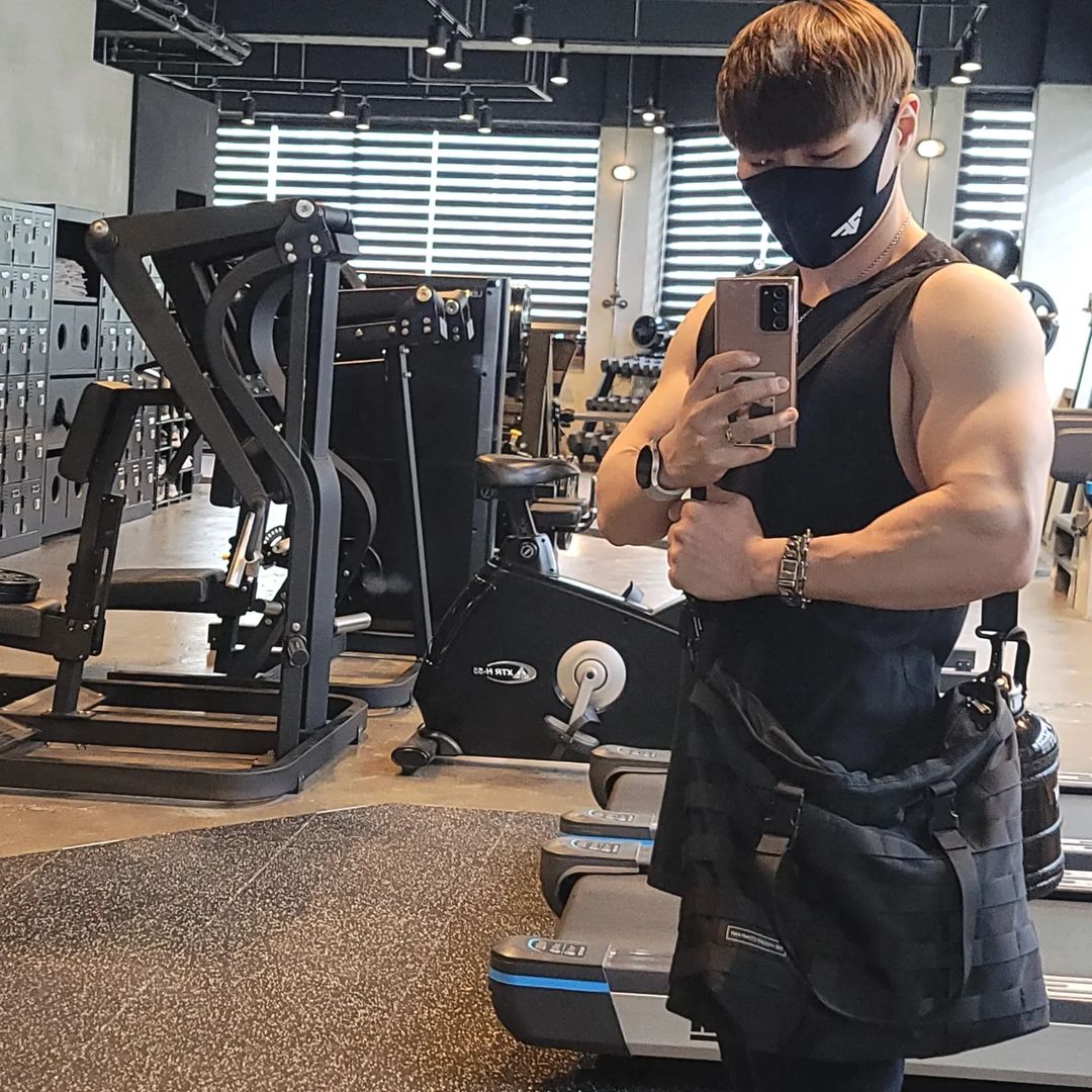 🐯호랑이가 되고싶은 🐱고양이기효니 on Instagram: “어깨운동하는 날 운동용품욕심쟁이여서 가방이 종류별로 많은데 딱 적당한 중간보다 조금 큰 사이즈 가방 갯!!! 보충제들 넣고다녀도