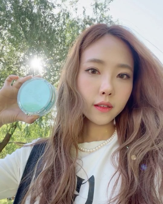 #제품제공

🔷어뮤즈 메타 픽싱 비건 쿠션 spf 45 pa ++
더위를 한방에 날려줄 것 같은 
상큼한 아쿠아 그린 컬러 케이스의
AMUSE 메타 픽싱 쿠션🟢

왠지 바르자마자 피부 열감 내려갈 것 같은. . .!
역시나〰️자작나무 수액 69% 에센스가 들어가서
피부에 시원한 터치감을 주고 촉촉함을 채워준다.

물방울 모양 퍼프로 내용물을 피부에 눌러주면
작은 피그먼트 입자가 모공을 촘촘하게 커버하고
보송하게 픽싱된다. 겉보속촉💚세미보송💙초밀착🤍
여름 쿠션 이거야 이거🙊

커버력이 높지만 얇게 밀착되기 때문에 두꺼워 보이지 않는게
메타 픽싱 쿠션의 한 수😎
24시간 롱래스팅으로 여름에도 안심하고 사용 가능〰️

게다가 프랑스 이브 비건 인증에
옥수수 성분 친환경 클린 퍼프, 친환경 포장재 등의 사용으로
이번에도 어뮤즈는 비건 맛집으로 인증한다.

6/2~6/8까지 올리브영에서 15% OFF 세일과
메타 메시 파우치 증정 행사를 한다고 하니
여름 쿠션 찾는 분들은 빨리 만나보시길🙆‍♀️
.
.
.
#어뮤즈 #메타픽싱비건쿠션 #보송쿠션 #비건쿠션 #신상쿠션#올리브영 #올리브영쿠션추천 #파룸체험단 #데일리메이크업 #amuse #veganbeauty #dailymakeup #koreanmakeuptutorial #reelsbeauty #beautycreations #fashionmedia #fashiontutorial #化粧品 #メイク #フォロー #fff #f4f #like #follow4follow #followme #follow4like #selfie #셀피