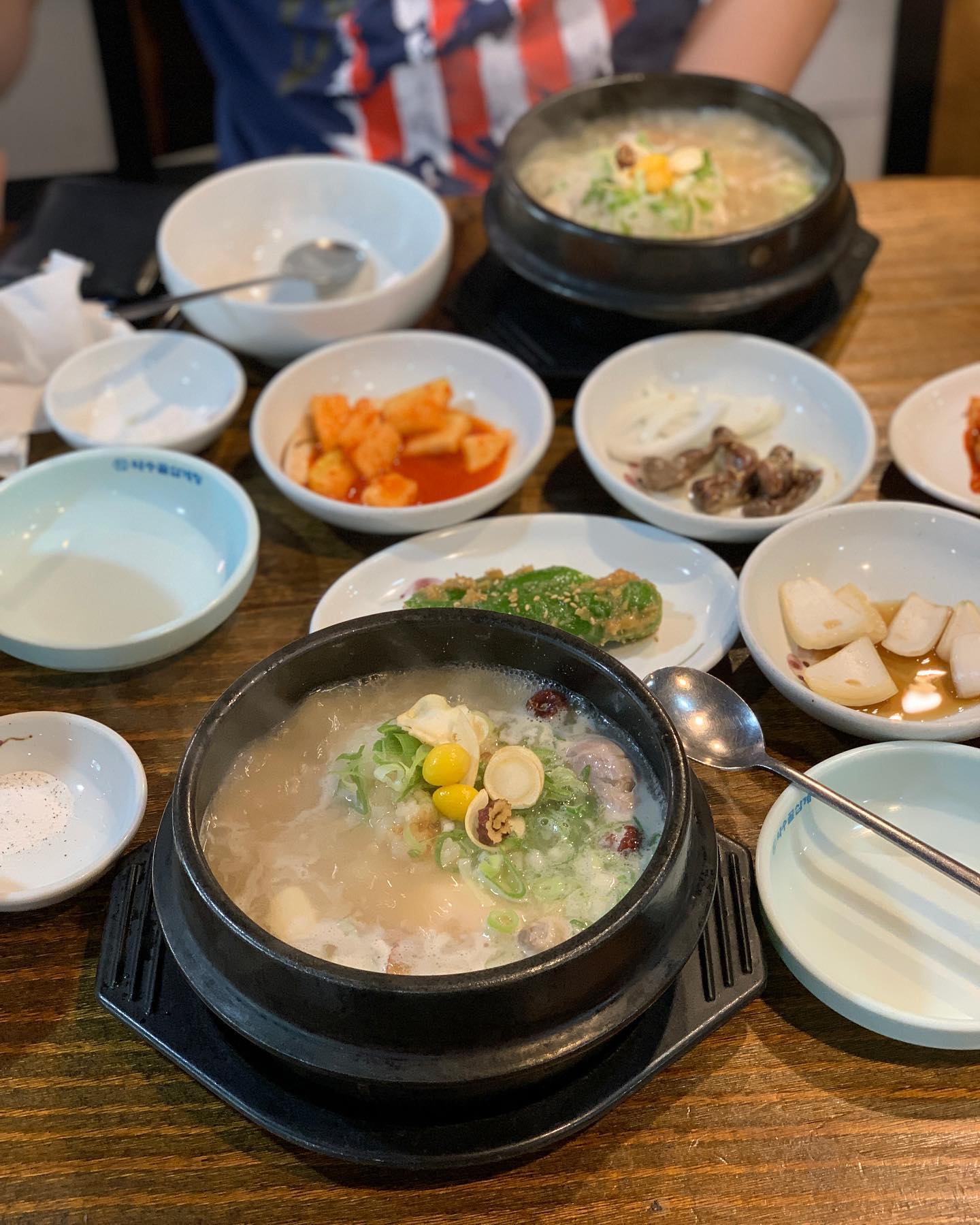 생전 안 먹던 삼계탕을 다 찾아먹네.

#몸보신
#삼계탕
#参鶏湯

.