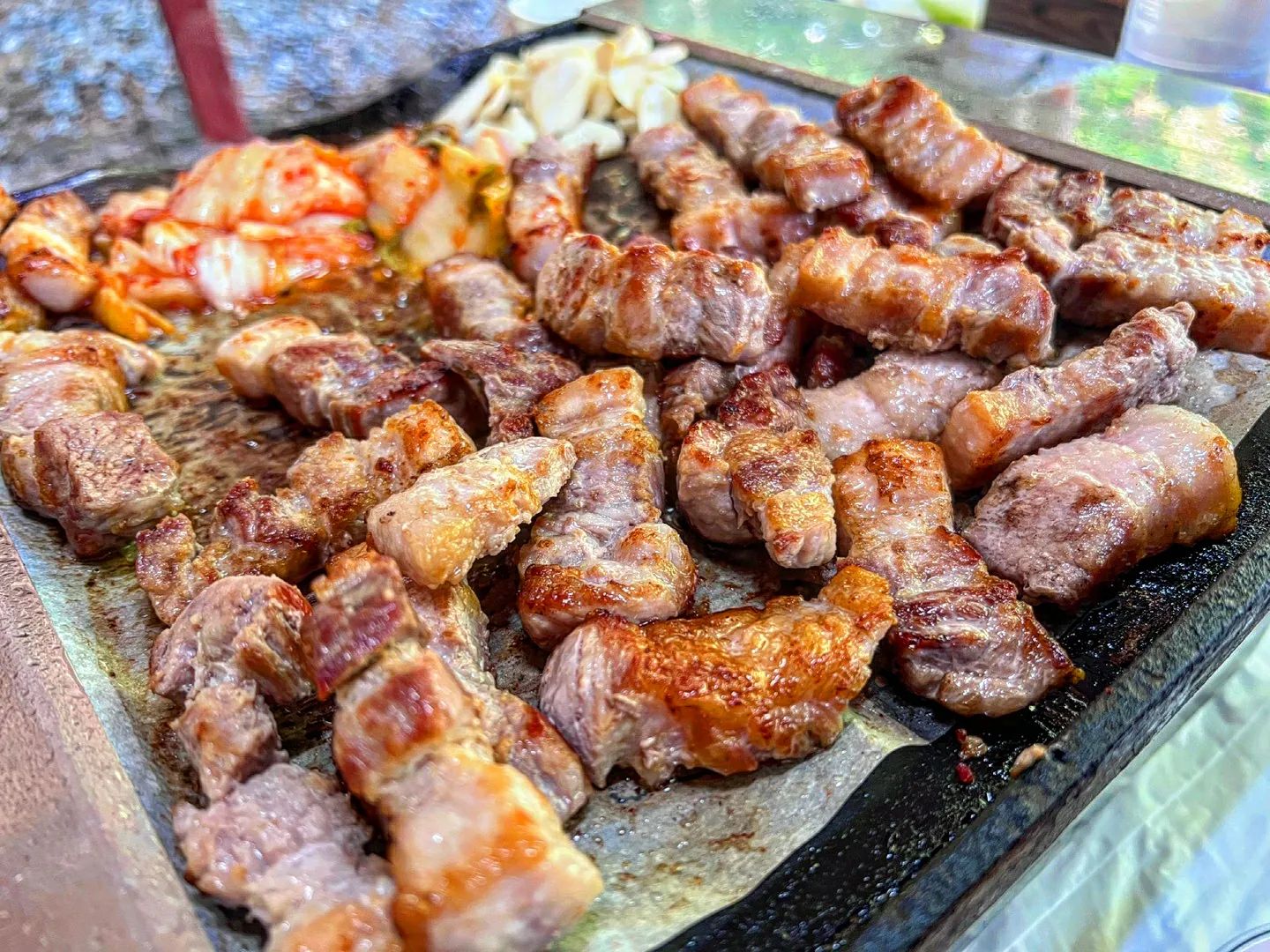 #묵방골정원 청주의 핫플‼️ 계곡+바베큐를 즐길 수 있는 곳💕

친구네 커플이랑 청주로 당일치기 여행을 다녀왔습니다!
청주에 엄청 예쁘고 핫한 곳이 있어서 예약에 열심히 도전한 끝에 갔다왔어요~~

#청주묵방골정원 은 인공계곡을 사이에 두고 방갈로에서 바베큐를 할 수 있는 분위기 좋은 식당입니다. 어린 아이들이 물놀이 하기 좋은 수심이라서 아이있는 부모님들이 많이 오시더라구요! 

✔ 외부음식은 반입금지이고, 묵방골정원 입구에 위치한 매점에서 모든 음식을 구입하면 됩니다! 셀프반찬코너와 그릇 일회용품들은 무료이고 식재료만 구입하시면 되요~~ 근데 고기 가격이 좀 쎄긴하더라구요😂 고기는 두툼해서 맛있고 질은 좋은데 가격이 덜덜;;했어요!
그래도 이왕 놀러온거 분위기값이다 생각하고는 한번쯤 오시기 좋은 것 같아요~

🐽 삼겹살 vs 목살 중에 삼겹살이 더 맛있었답니다. 돼지 냄새도 안나고 두툼해서 씹는맛이 좋았어요

✔하루 총 3타임으로 예약진행! 10시/2시/6시 (총3시간이용) 

📍네이버에서 미리 사전예약하셔야 좋은 자리앉으실 수 있고, 보통 예약없이 가시면 자리없을 확률이 높아요

⭐⭐팁: 상류쪽이 물이 더 맑고 한적해서 즐기시기 좋아요~~ 지도에서 위쪽자리를 공략하세요‼️

고기구워먹고, 물에 발 담그고 술한잔하며 수다 + 보드게임하니까 3시간이 순삭🤗

📍묵방골정원
- 묵방리 650-2
🚗 주차공간 여유

#청주맛집 #청주여행 #계곡맛집 #계곡삼겹살 #청주계곡 #여름휴가추천 #여름휴가 #분위기좋은 #먹스타그램 #맛스타그램 #맛집스타그램 #카페스타그램 #데이트스타그램 #럽스타그램 #맛집추천 #데이트추천  #먹스타 #먹팔 #먹팔맞팔 #좋아요반사