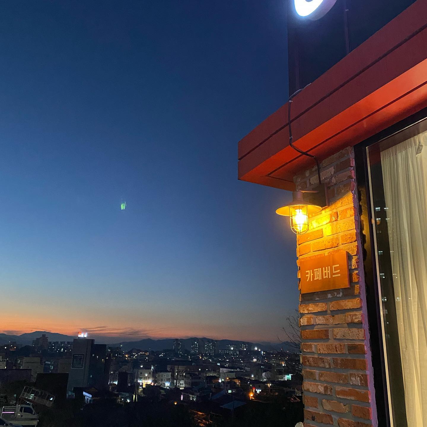 '
안녕하세요. 카페버드입니다!
제가 갑작스런 임신으로인해 가게를 정리하게 되었습니다.
비록 짧은 기간이였지만 1년동안 정들었던 가게를
내놓으면서 많은 생각이 들더라구요.
또 생각지도 못하게 새롭게 인수하실분이 빨리 나타나셔서 부랴부랴 일사천리로 인수인계를 하게되었네요 ㅠ
새롭게 바뀔 카페버드 많이 기대해 주시고
바뀌어도 많은 방문 부탁드립니다^^
모두들 항상 건강하시고 그동안 너무 감사했습니다.