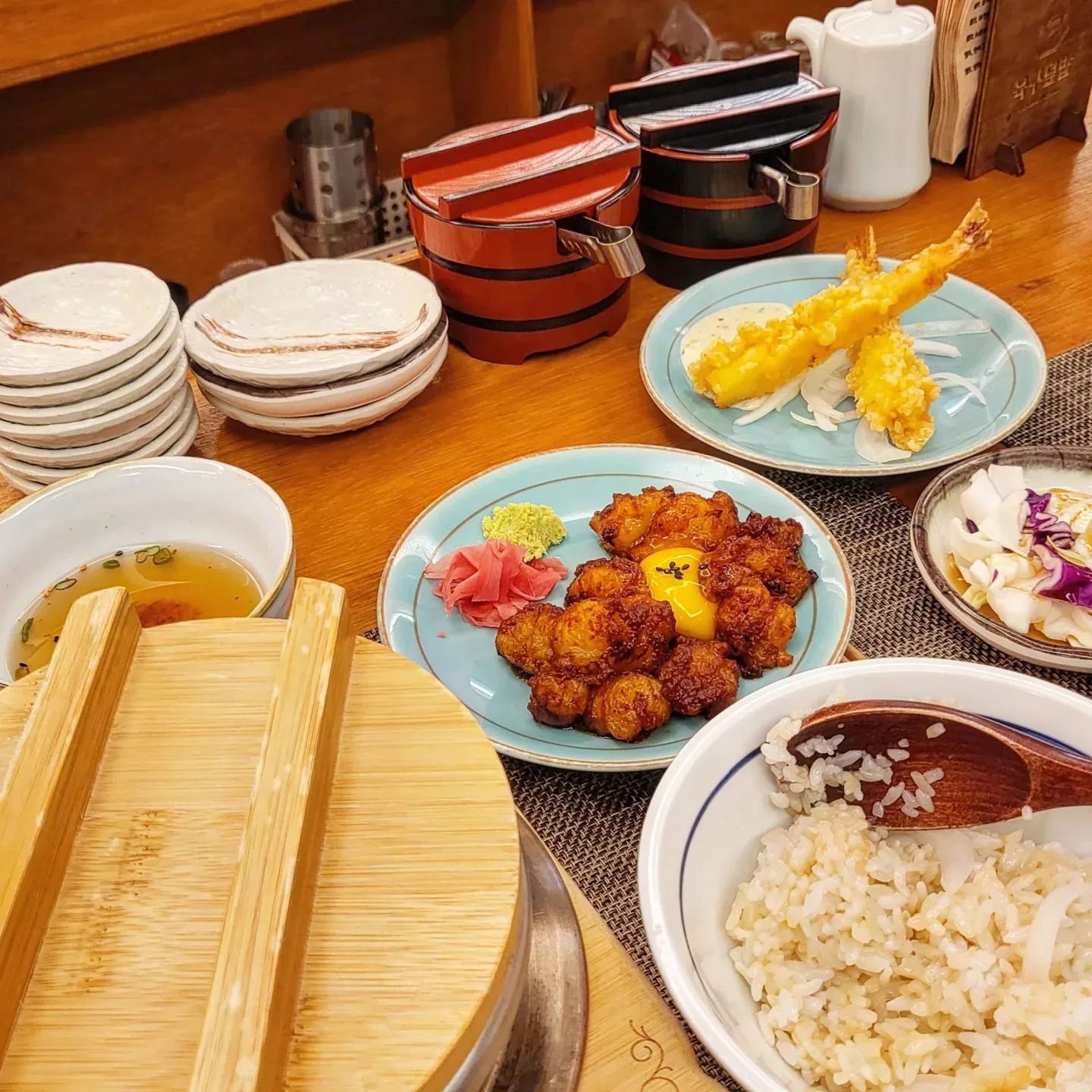 #연어대창덮밥 🍽

대창덮밥 완전 맛남
다먹으니 느끼한데 마무리로 솥밥 누룽지가 느끼함을 잡아줘서 최고👍

#육구덮밥 #연남동맛집 #홍대 #홍대맛집 #연남동 #대창덮밥 #대창덮밥맛집 #연어덮밥