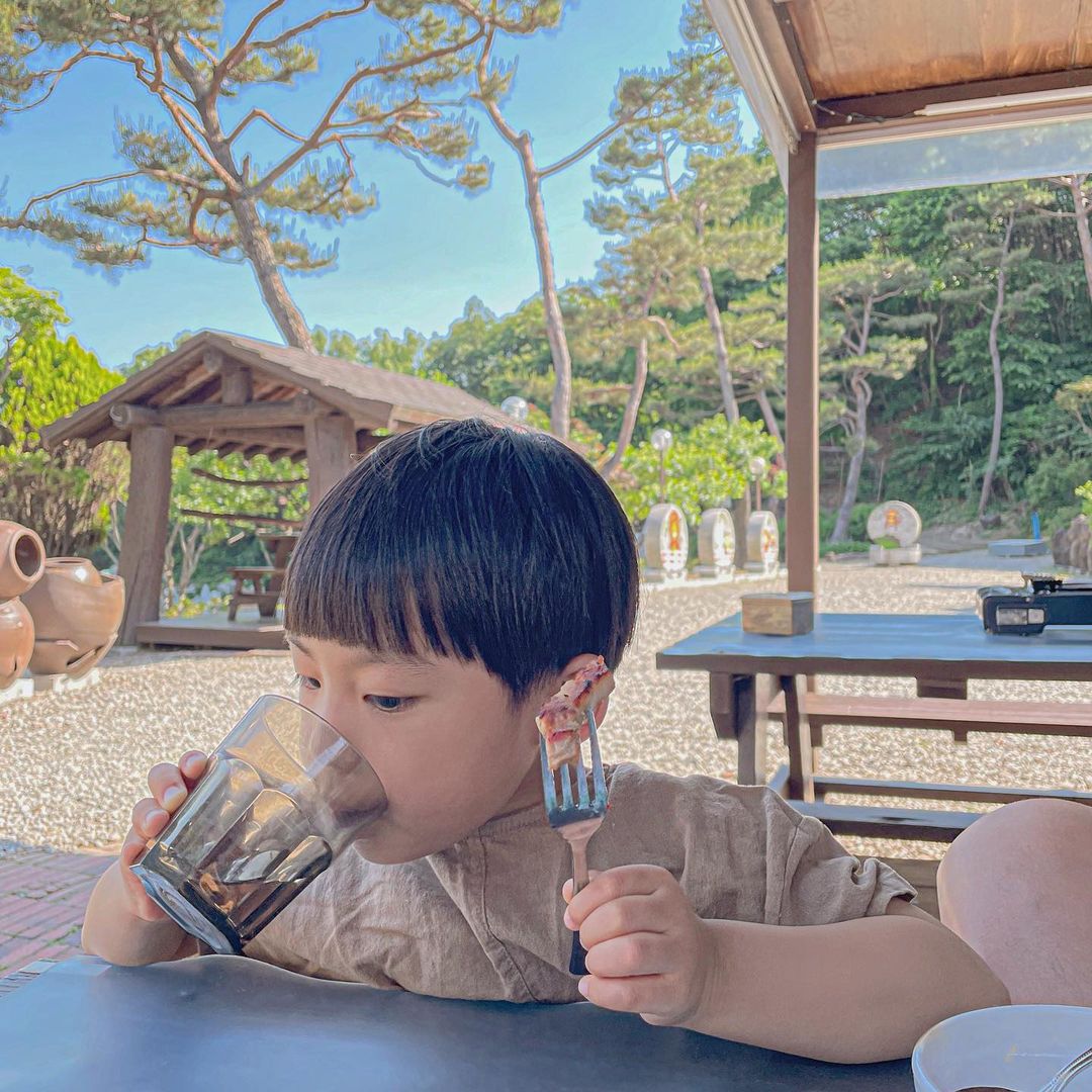 🅸🅷🆈🆄🅽🅽🆈 on Instagram: “#협찬 지난 선거일 다녀온 고기맛집 뷰맛집 🌿 바로 숲을 그리다 테마파크 안에 있는 하르방이예요 🤗 탁 트인 뷰에 선선한 바람까지 , 야외에서 먹으니