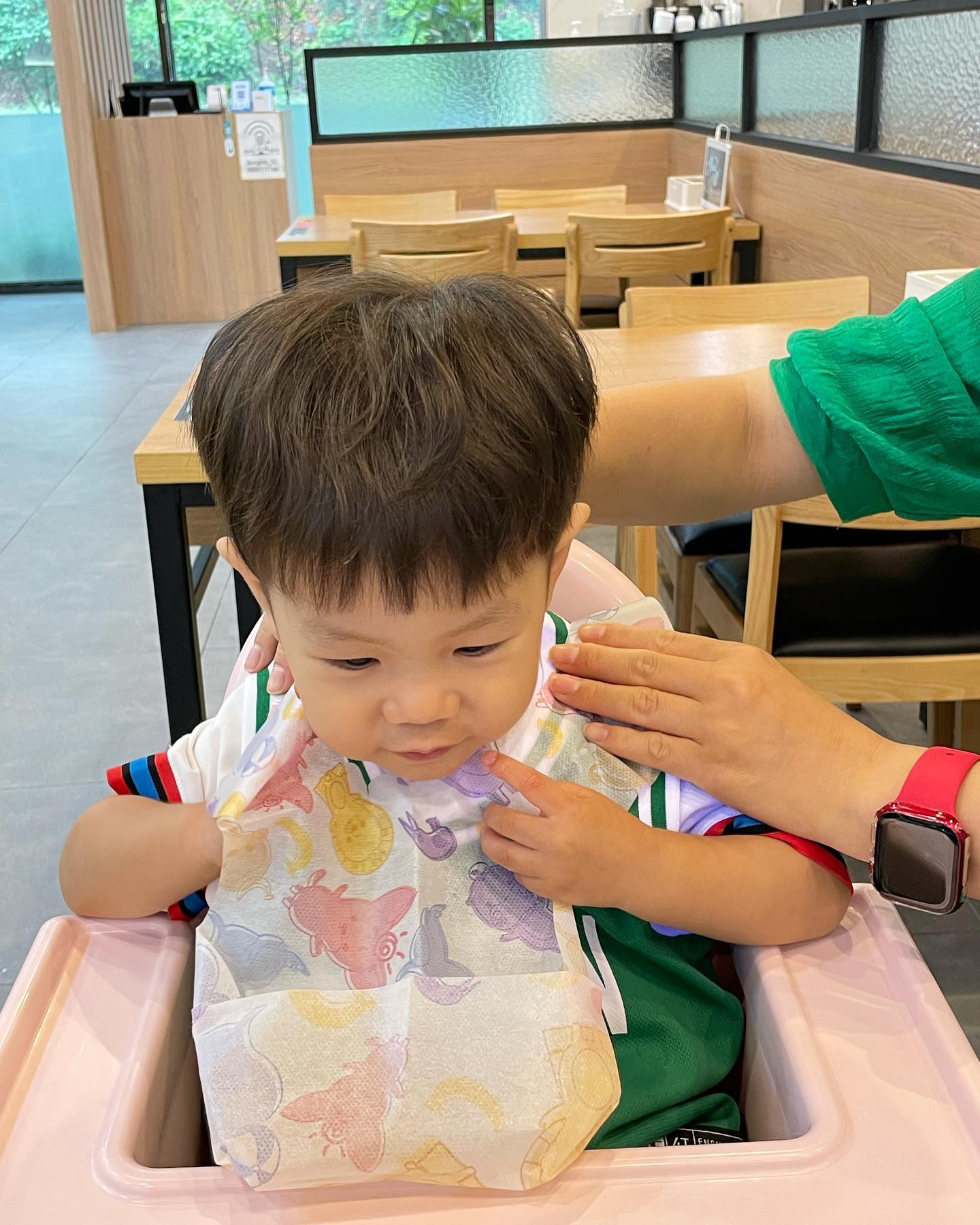 #광고 #협찬
예쁜옷 입고 외출했을때!!
#외출필수템
.
#마더케이 #유아턱받이
늘 항상 흘리면서 먹는 우리아이;;
예쁜옷 입고 외출했을때 밥먹다, 쥬스막다 흘리면 ㅠㅠ 
안그래도 외출때 이것저것 챙길꺼 많은 22개월아들!! 
가방이 조금이라도 가볍게 #일회용턱받이 와 #일회용테이블매트 !! 
너무 유용하게 잘쓰는 갓템!
.
_전면에 방수코팅처리가 되어 물을 흘려도 옷에 안스며들어요!
_가벼운 무게로 부담없이 휴대가능. 
.
#케이맘 #기저귀가방 #이유식준비물 
💛
