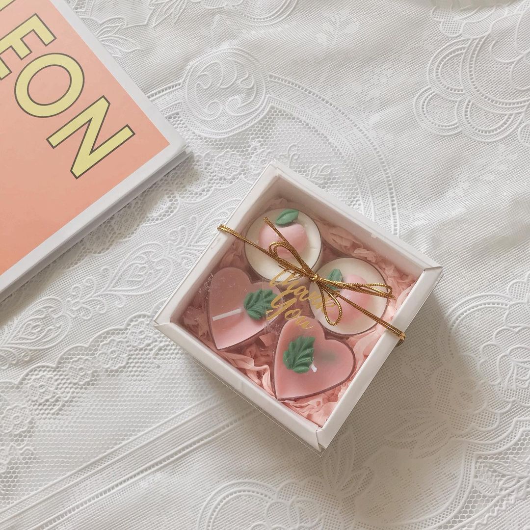 혜인 on Instagram: “#광고 ⠀⠀⠀ 너무 귀엽고 아기자기한 복숭아 캔들 시리즈 🍑💗 곧 스승의 날에 카네이션이 뻔하다면 요거로 대신 선물해도 될 정도로 너무 좋아요🥰 ⠀⠀⠀ 어디서나
