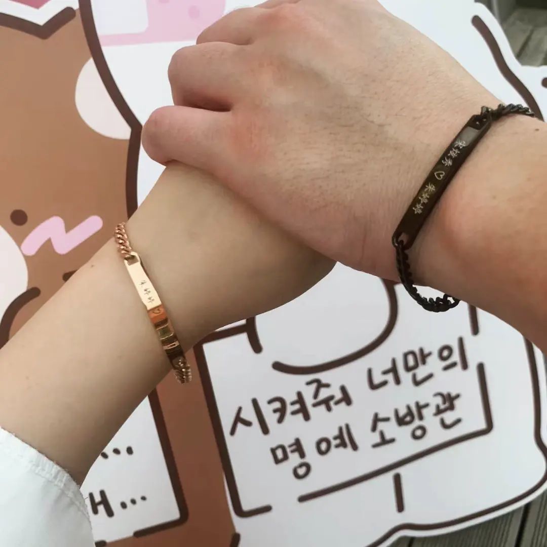 송현수 on Instagram: “여자친구와 좋은 추억을 만들었어요 이니셜도 한자로 했는데도 깔끔하게 잘 나오신 거 보이시죠?? 제품 size도 넉넉하게 나와서 착용할때도 무리가 없고 연출샷도 너무