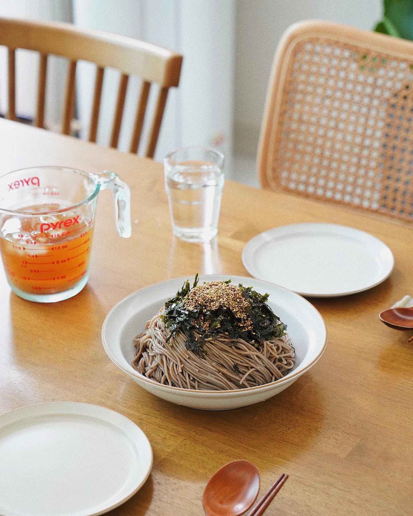 #협찬 #봉편현대막국수 #청량들기름막국수 

막국수 맛있기로 봉평에 소문난 집
50년 전통 '현대막국수'에서 막국수 밀키트3종 세트를 출시했습니다.🙌🏼

저는 제일 먼저 '청량들기름막국수'를 먹어봤습니다.🤓

면 삶아서 찬물로 잘 헹궈주고 
맛간장, 들기름, 후레이크, 김가루를 넣고 취향 따라 채수 (중간중간 리필👍)를 부어 잘 섞어서 호로록 츄릅 하면 최고!!😆

입에서 감칠맛이 도니 계속해서 생각나는 맛입니다...😳 
약간의 매운맛과 고소함의 풍미 폭발! 
그릇에서 국수들이 사라지는 게 아쉬워서 애껴 먹었어요...🥺

나 원 참 이렇게 맛있는 들기름 막국수를 여태 안 먹었담🤦🏻‍♀️

점점 더워지는 여름에 참 잘 어울리는
막국수 한 그릇 드셔보셔요~✨

#봉평막국수 #봉평현대물막국수 #황태곤약막국수 
#다이어트국수 #막국수 #막국수맛집