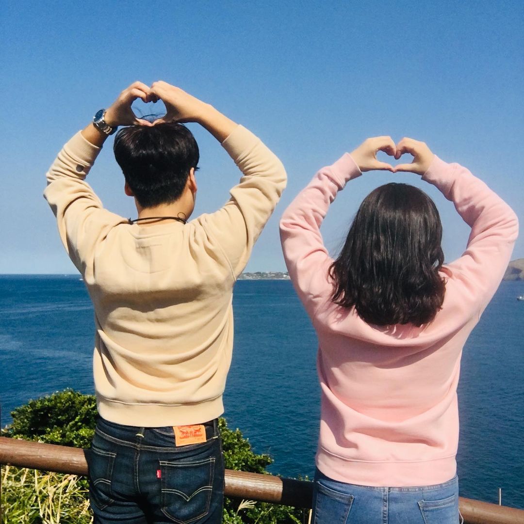 🌸 𝗗𝗗𝗢𝗠𝗪𝗢𝗢𝗞 𝗖𝗢𝗨𝗣𝗟𝗘 🌸 on Instagram: “[#기록] 1. 커플티 이쁘게 차려입고 떠난 제주도 1000일 여행🗻 2. 점점 편해지면서 사진은 많이 안찍게 되지만 서로 너무 익숙
